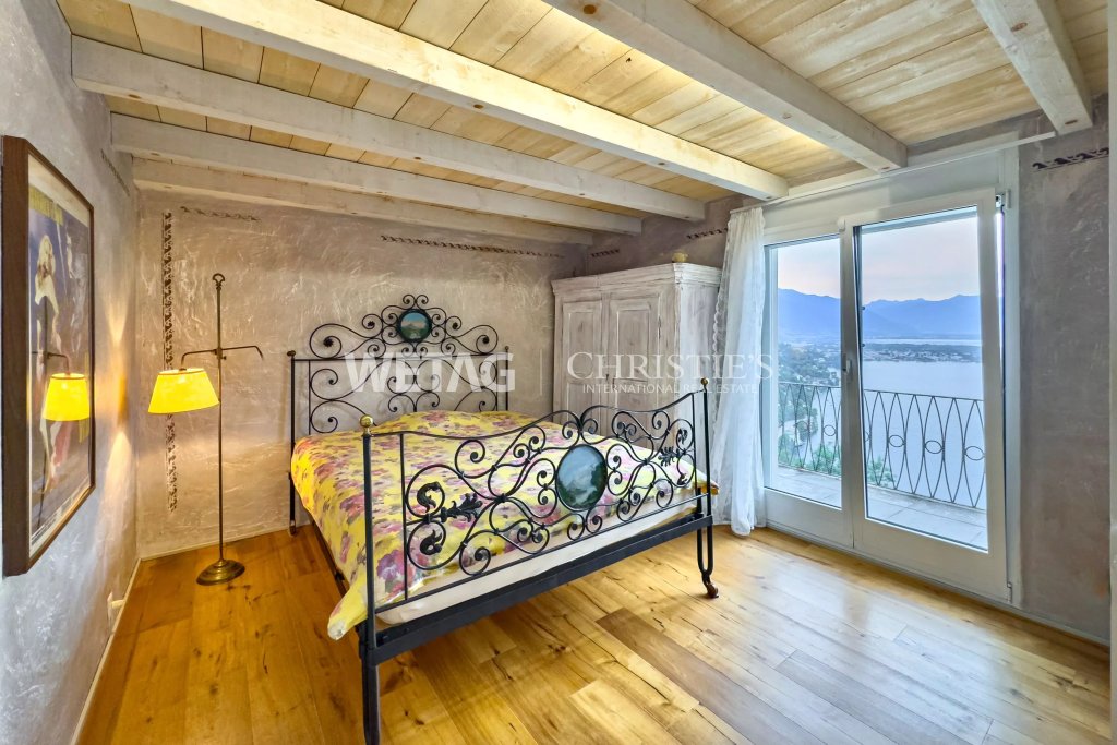 Schlafzimmer mit Blick auf Wasser und Berge