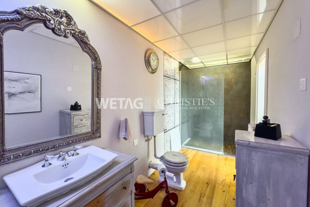 Badezimmer mit nostalgischem Waschtisch und Glasdusche