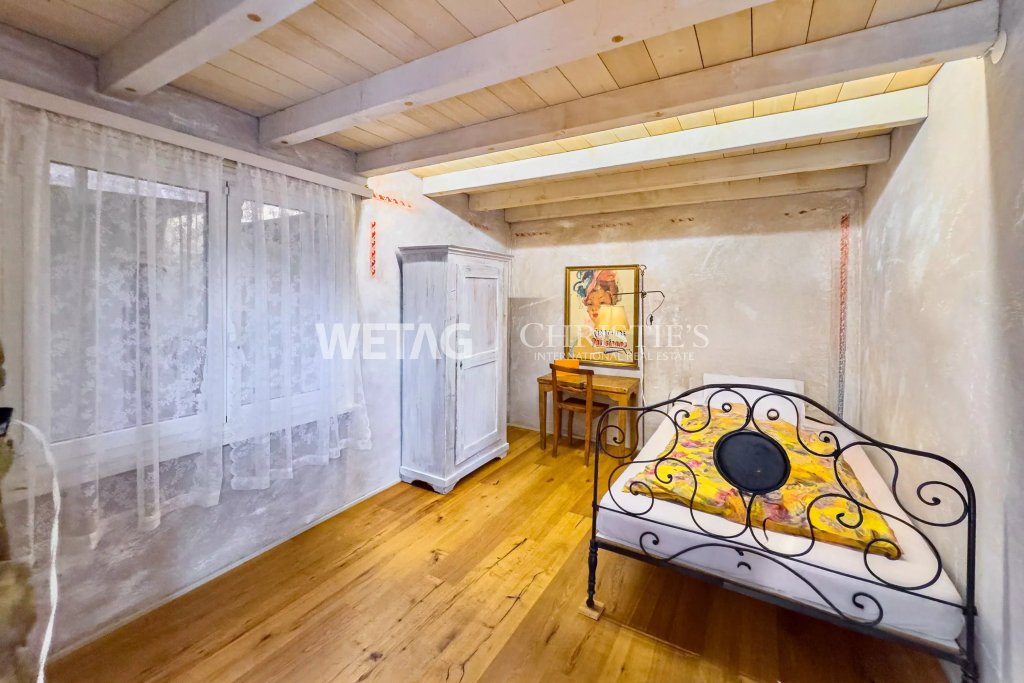Gemütliches Schlafzimmer mit sichtbaren Holzbalken