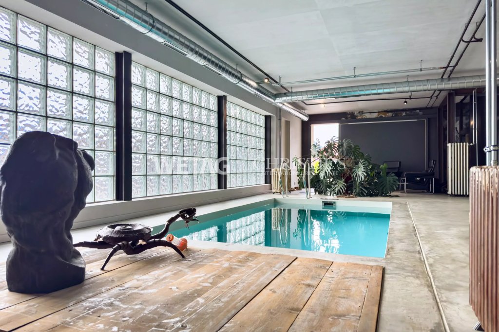 Innenpool in industriell gestalteter Loft-Umgebung