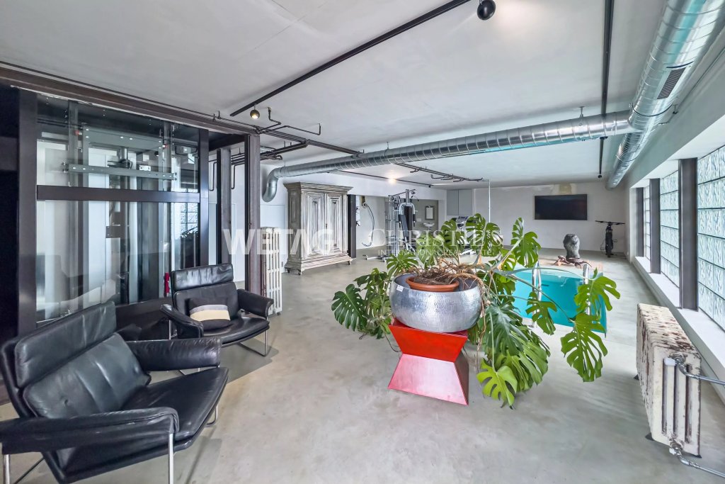 Indoor-Poolraum mit Industriecharakter