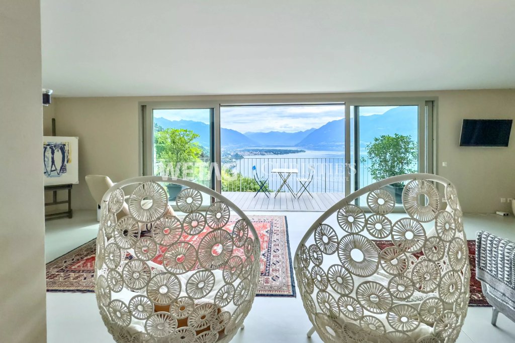 Helles Wohnzimmer mit Seeblick