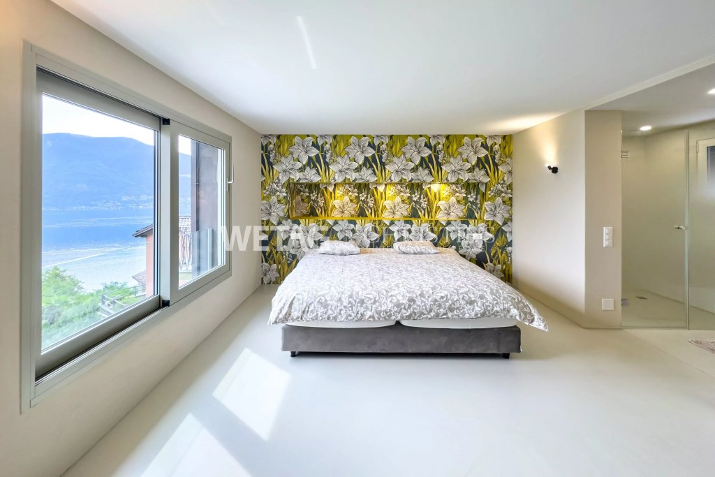 Modernes Schlafzimmer mit Seeblick