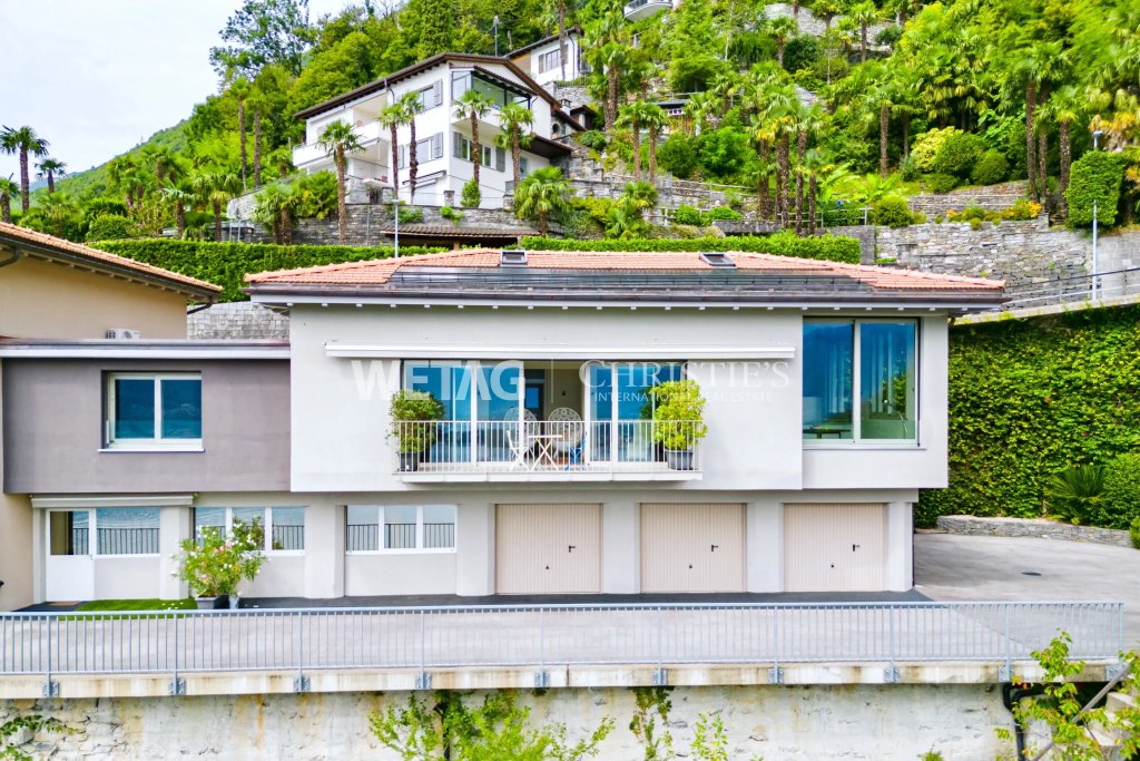 Modernes Haus an grünem Hang