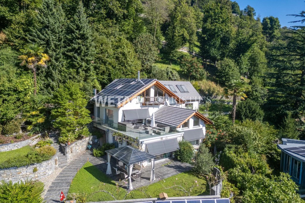 Häusliche Villa in grüner Hanglage