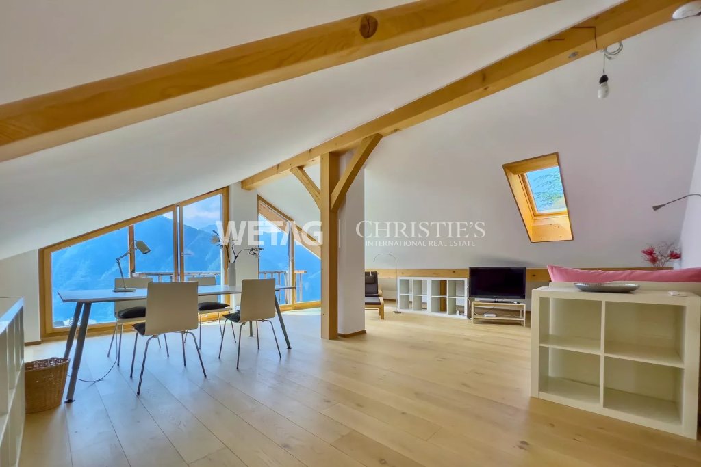 Offener Dachgeschoss-Wohnraum mit Panoramafenstern