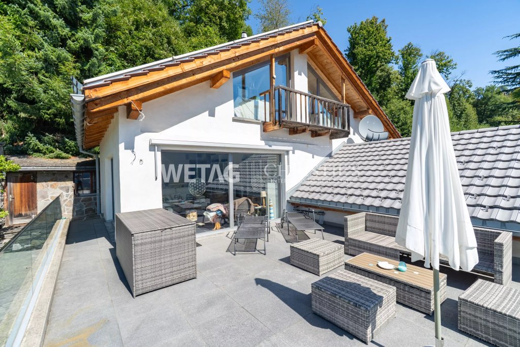 Dachterrasse mit Holzbalkon und Sitzgruppe
