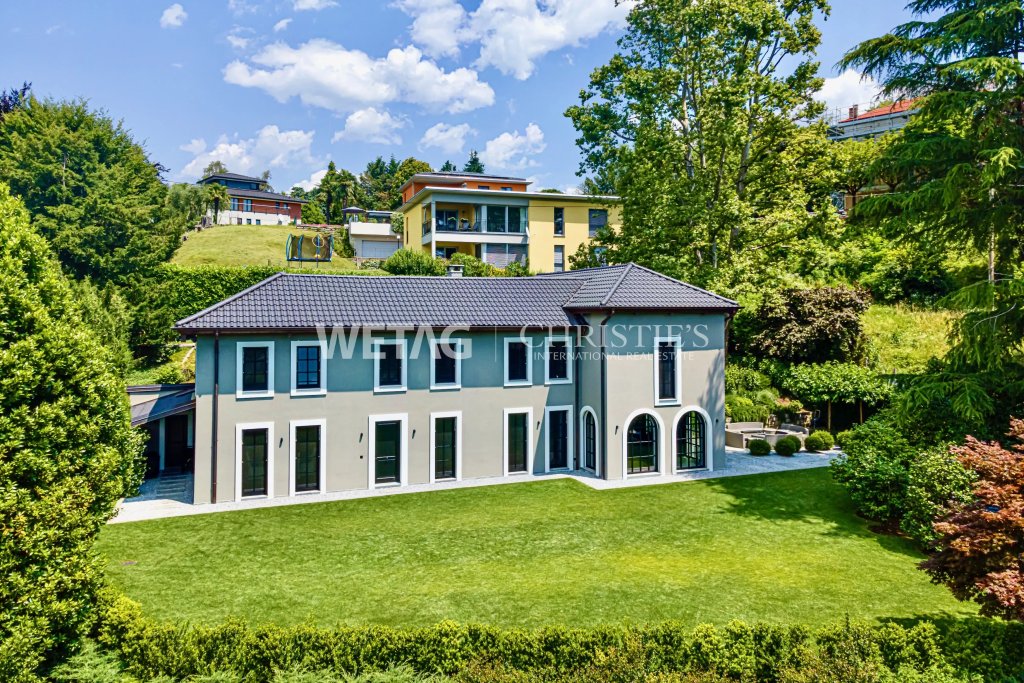Außenansicht einer villaartigen Immobilie mit Garten