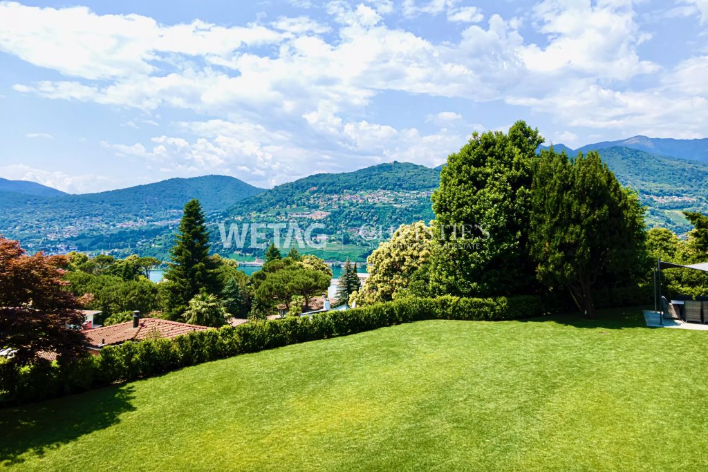 Panoramablick auf Garten und Berge