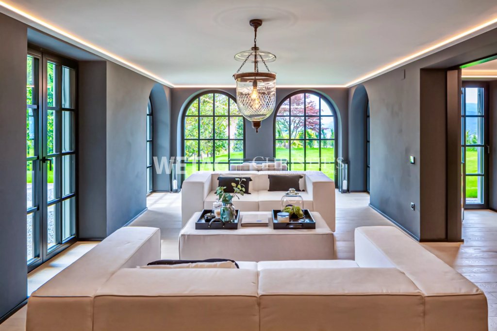 Eleganter Wohnraum mit Rundbogenfenstern