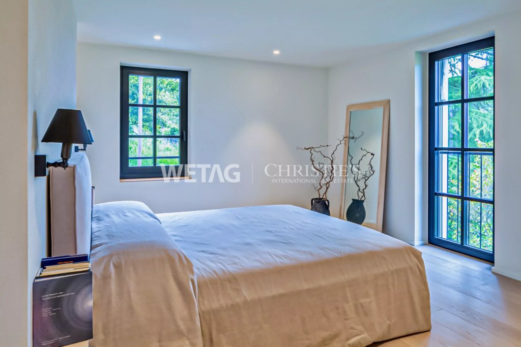 Helles Schlafzimmer mit dunklen Fenstern