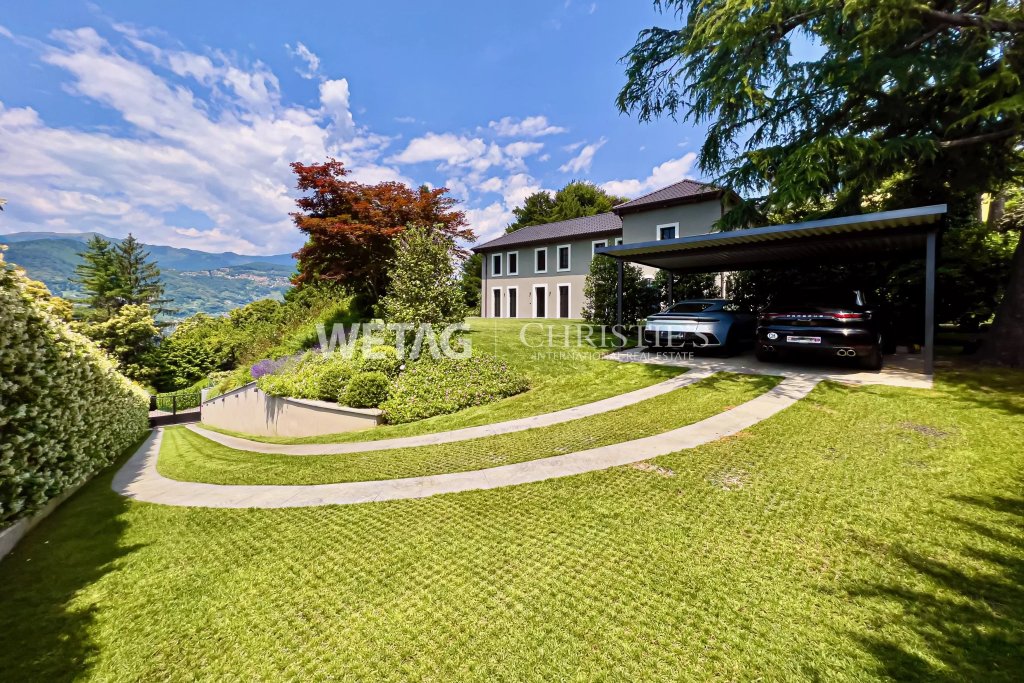 Villa mit gepflegtem Garten und Carport
