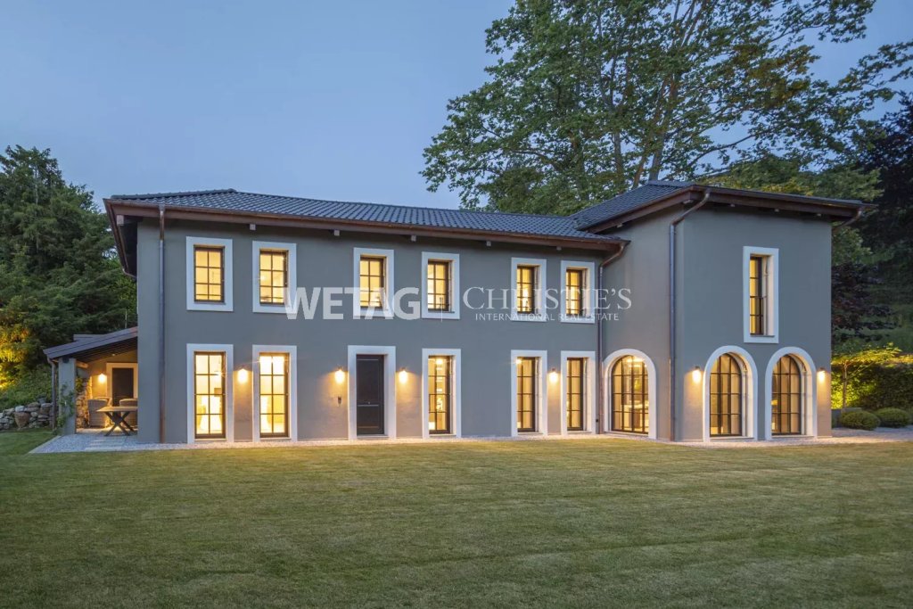 Außenansicht eines eleganten Hauses bei Dämmerung