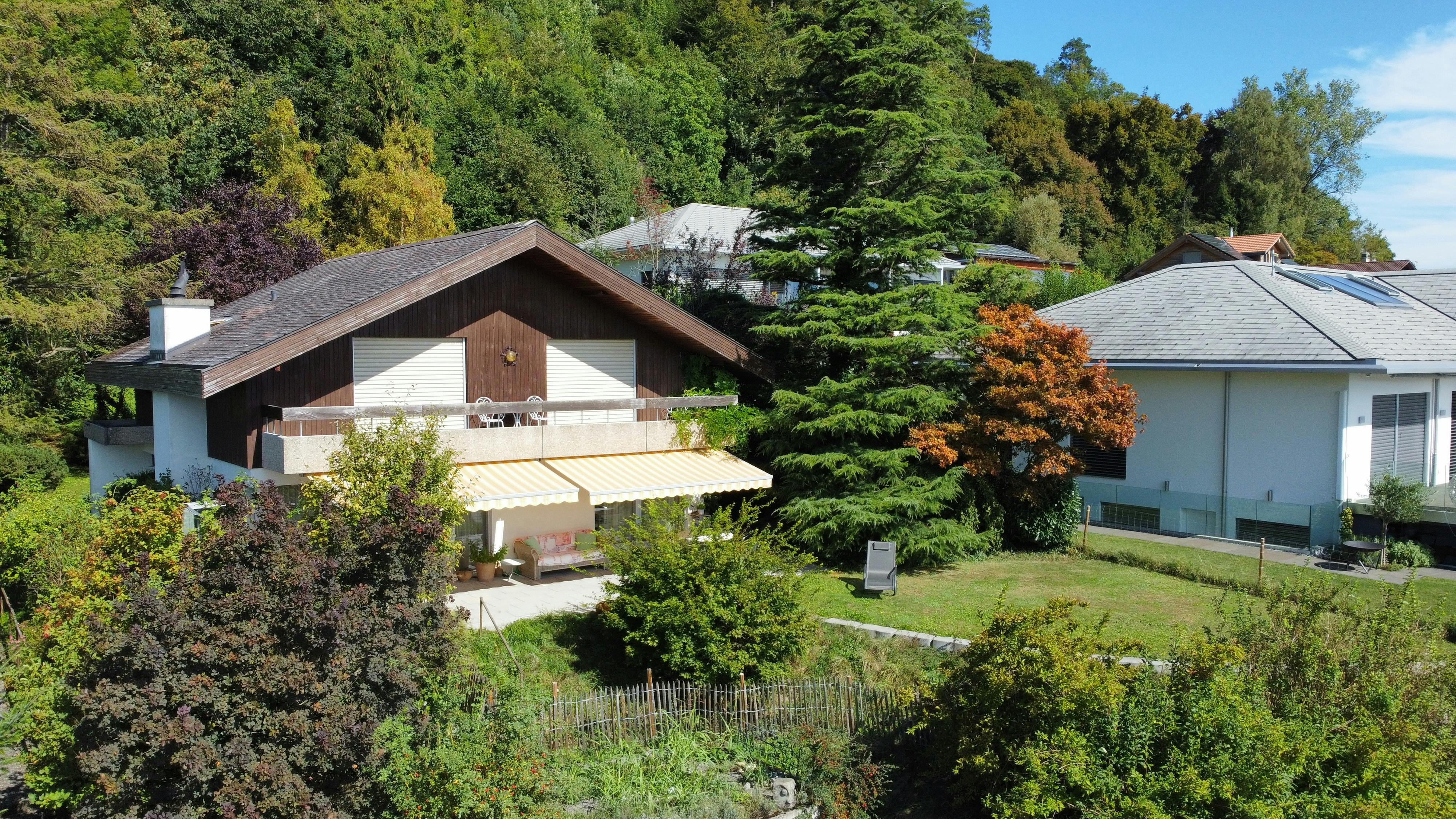 Gartenansicht mit zwei Wohnhäusern