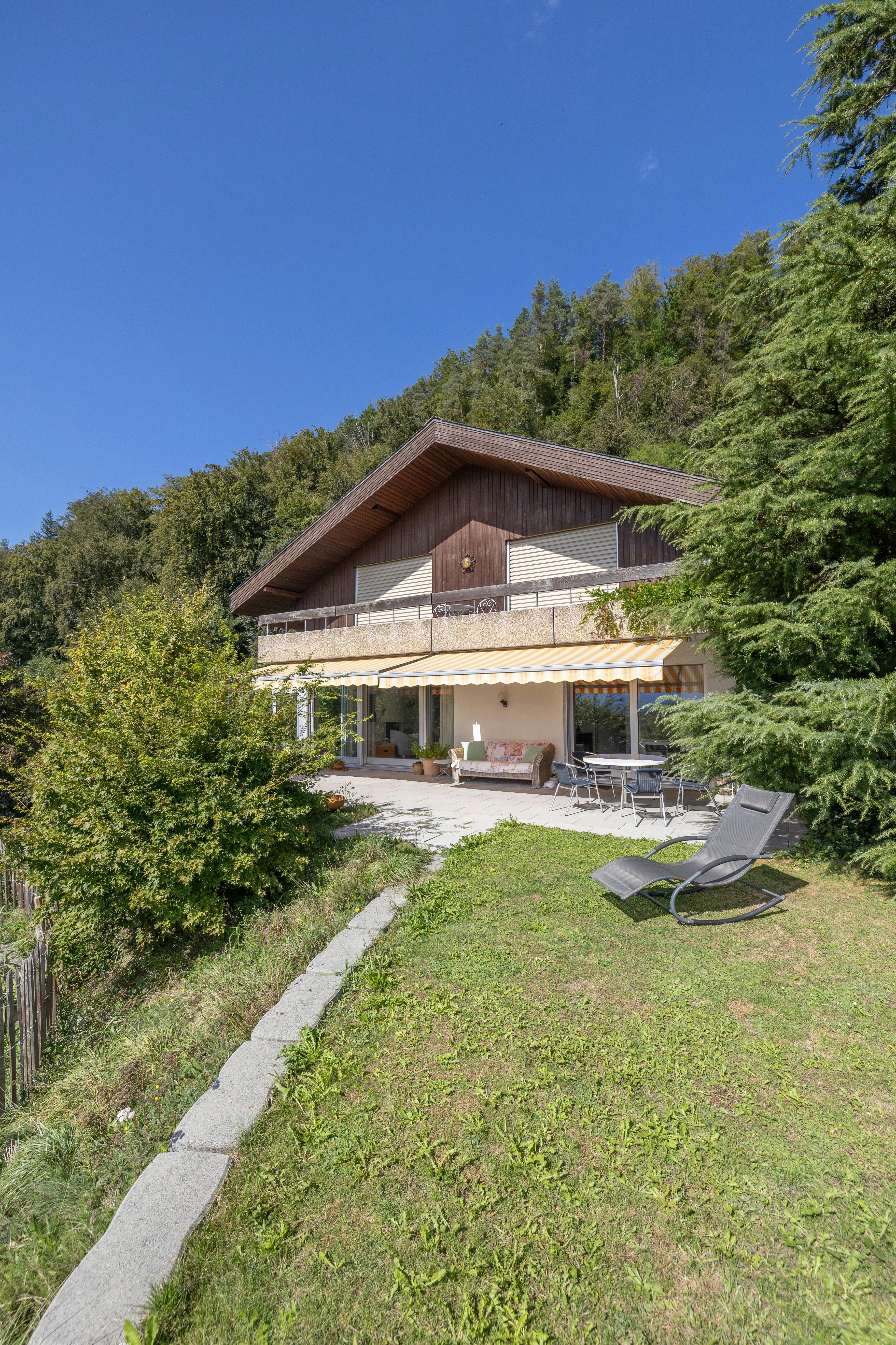 Haus mit großer Terrasse in Hanglage