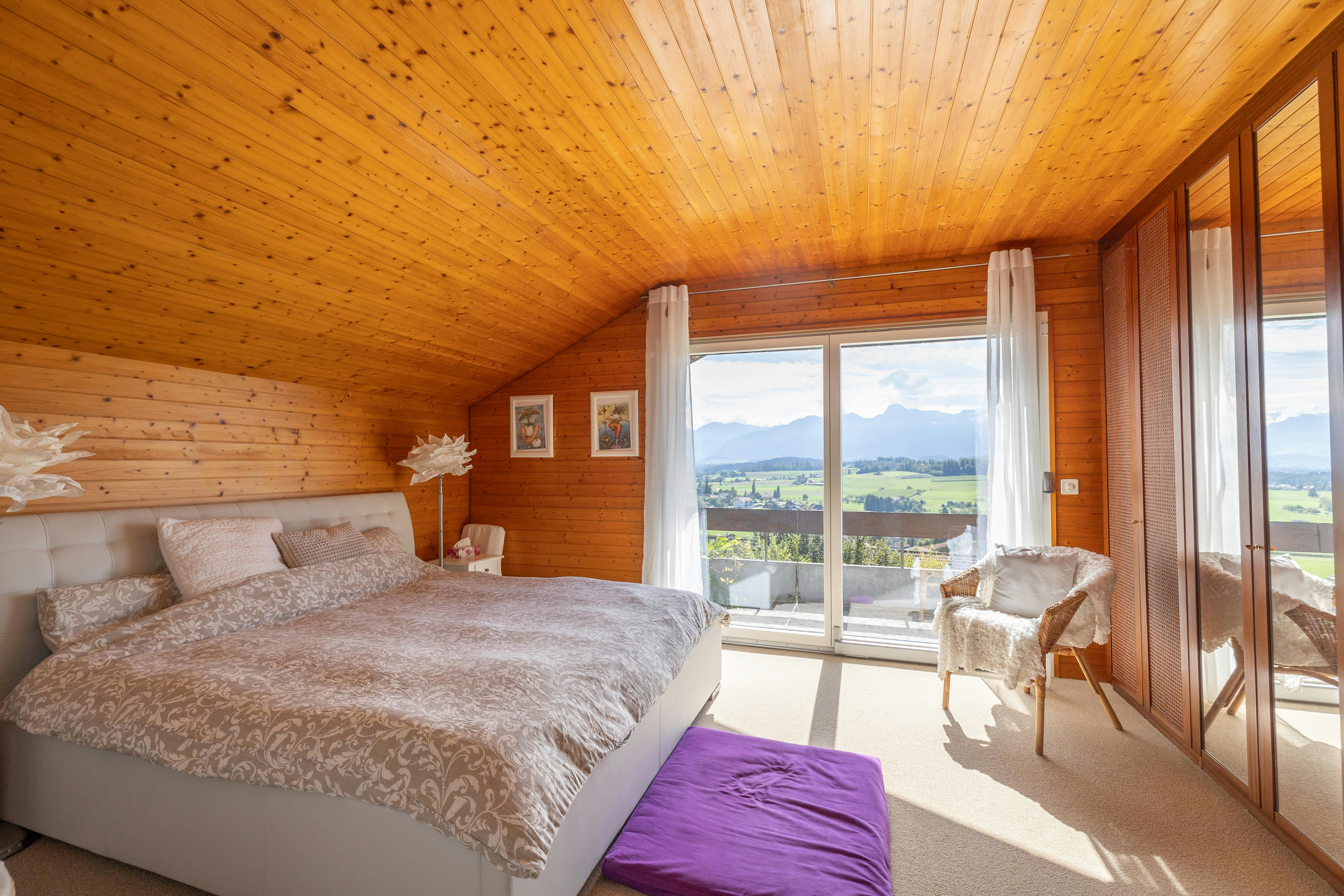Helles Schlafzimmer mit Bergblick