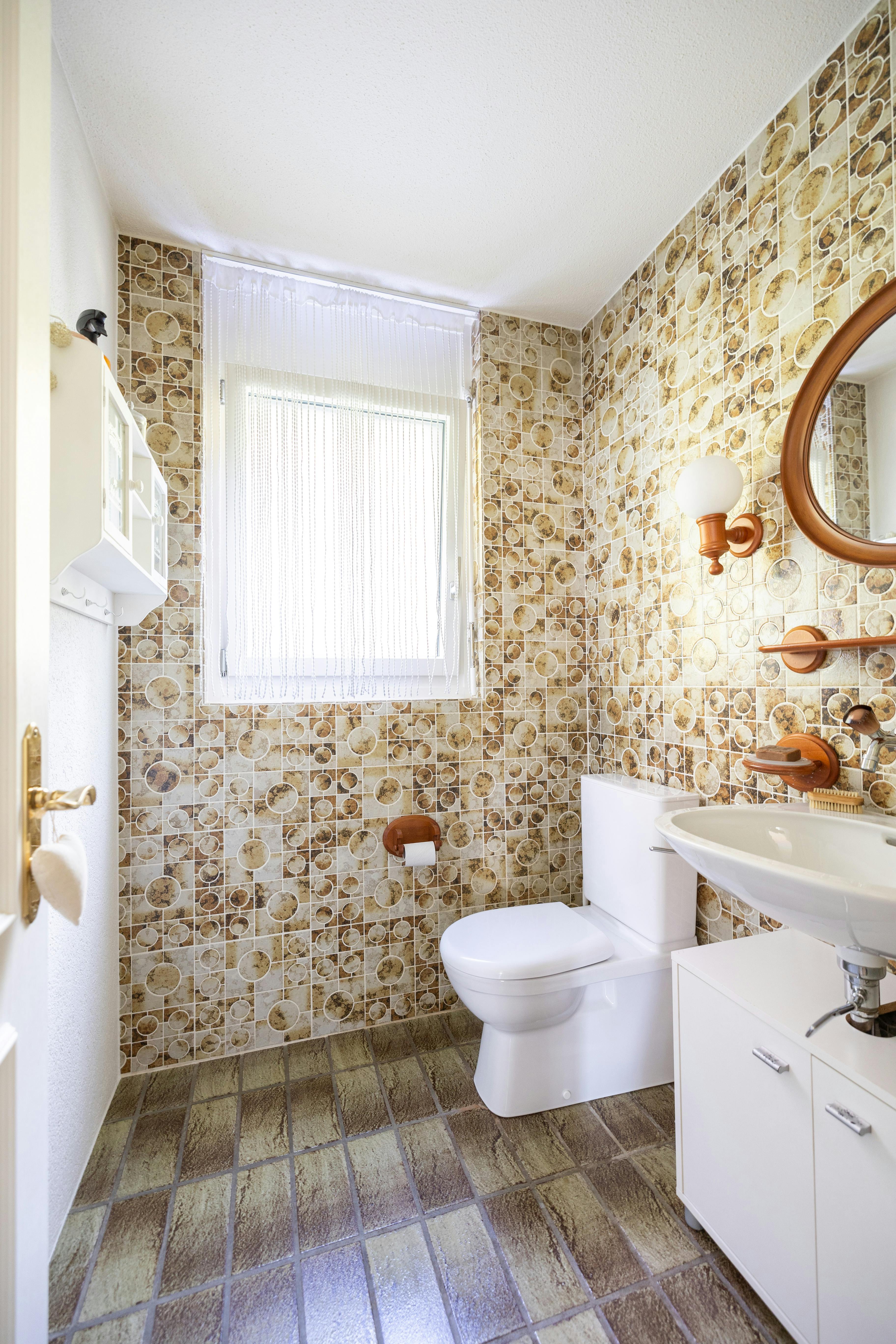 Kleines WC mit Retro-Fliesen