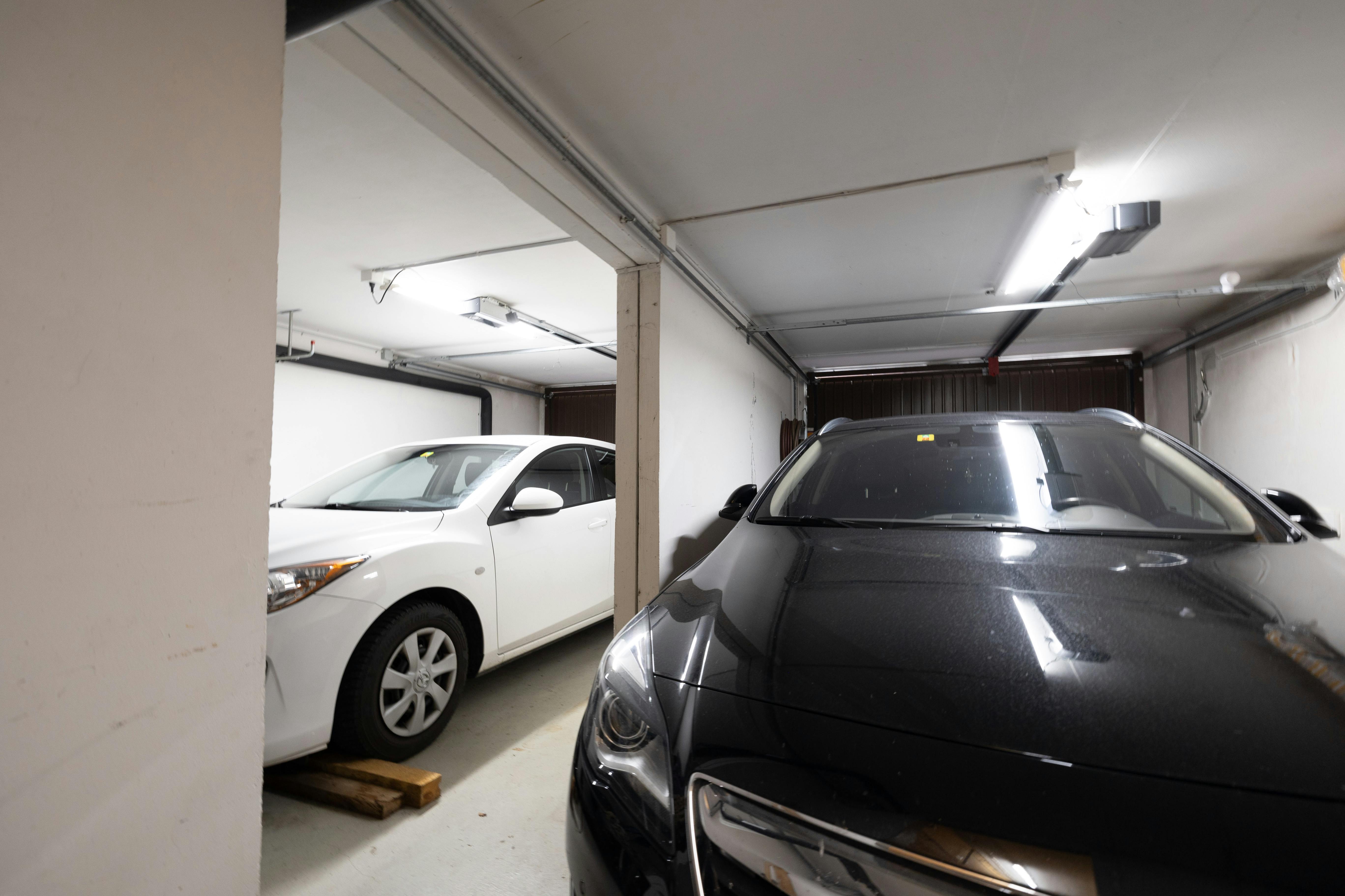 Tiefgarage mit zwei geparkten Autos