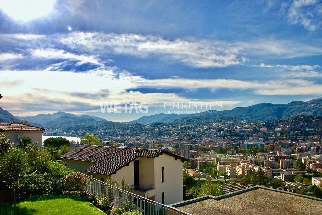 Panoramablick über Stadt und See