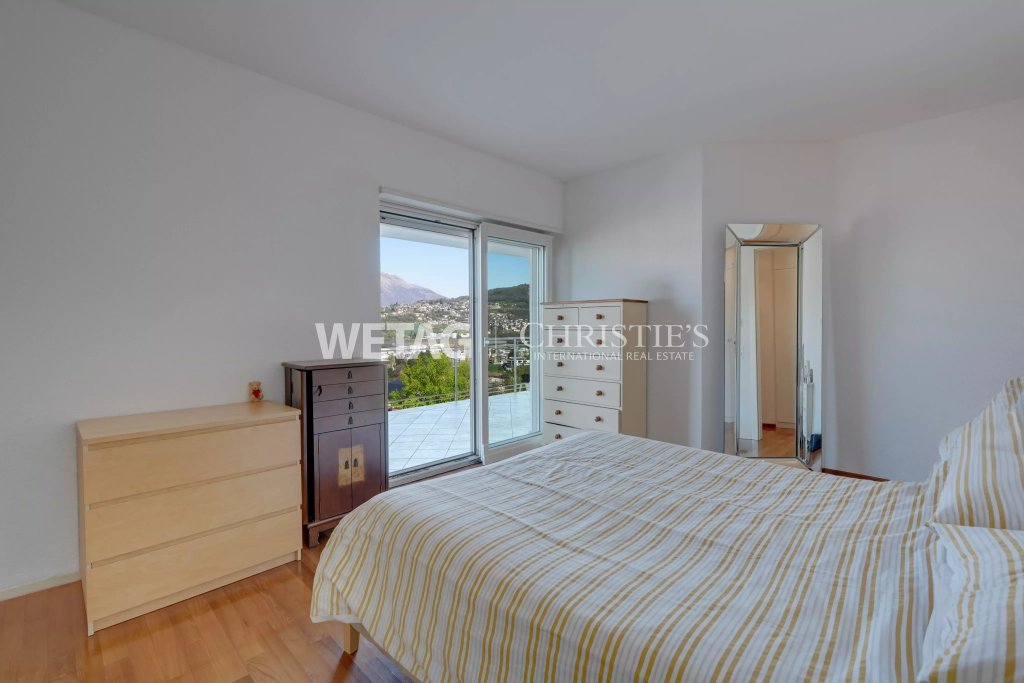 Helles Schlafzimmer mit Balkon und Bergblick