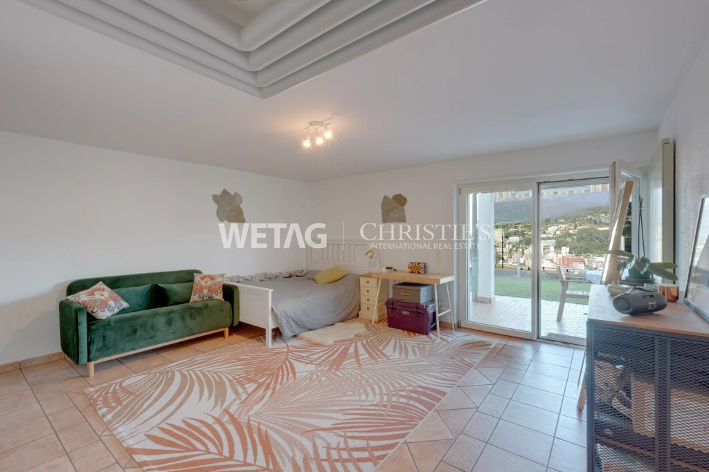 Helles Schlafzimmer mit Balkonblick