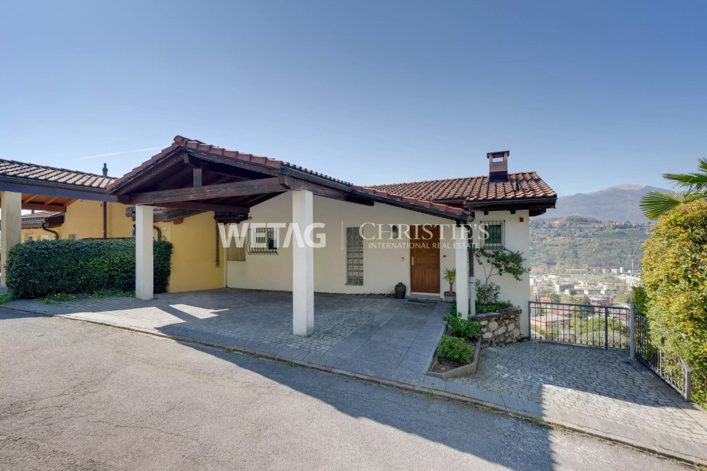Außenansicht eines Hauses mit Carport und Aussicht