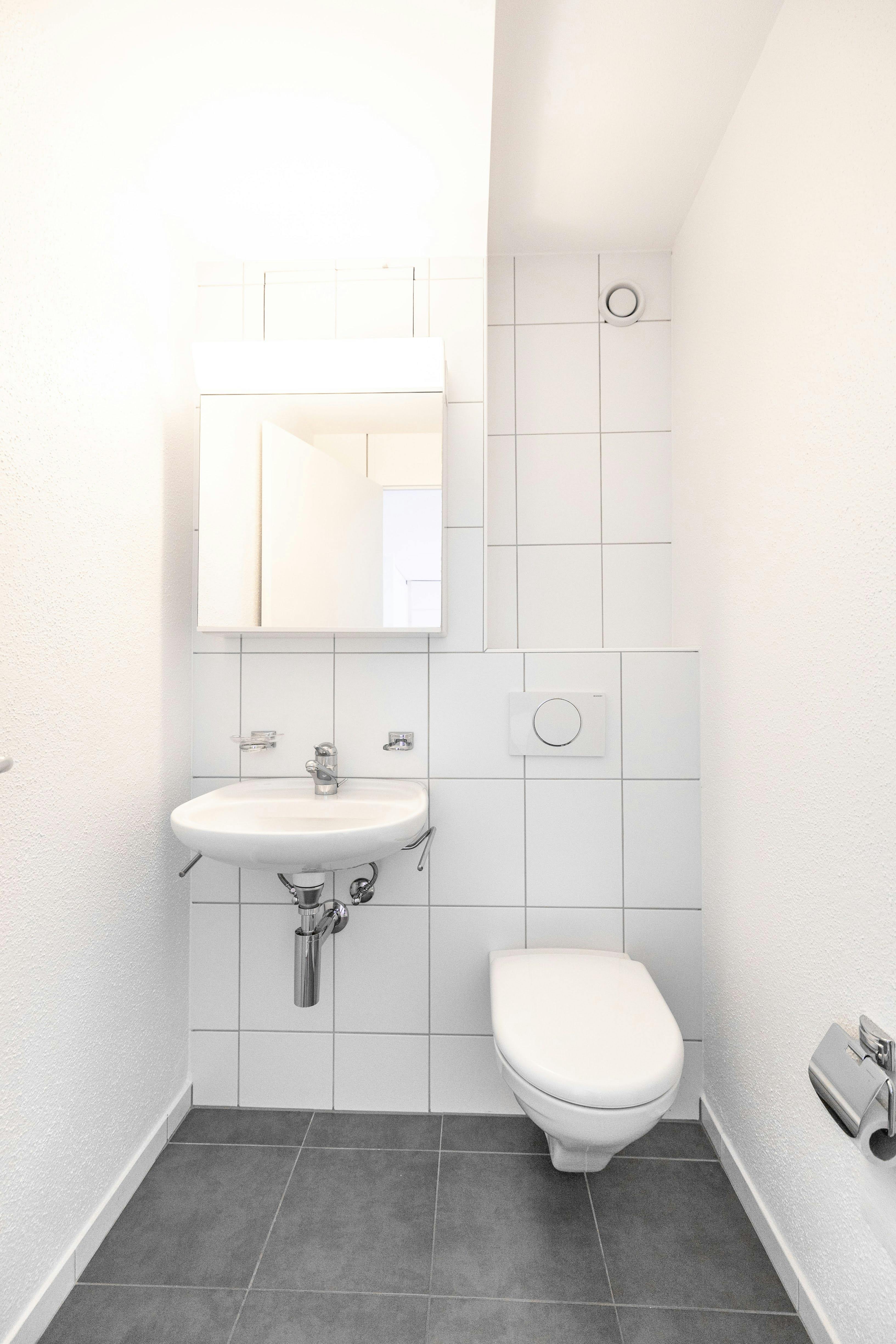 Gäste-WC mit Waschbecken und wandhängendem WC