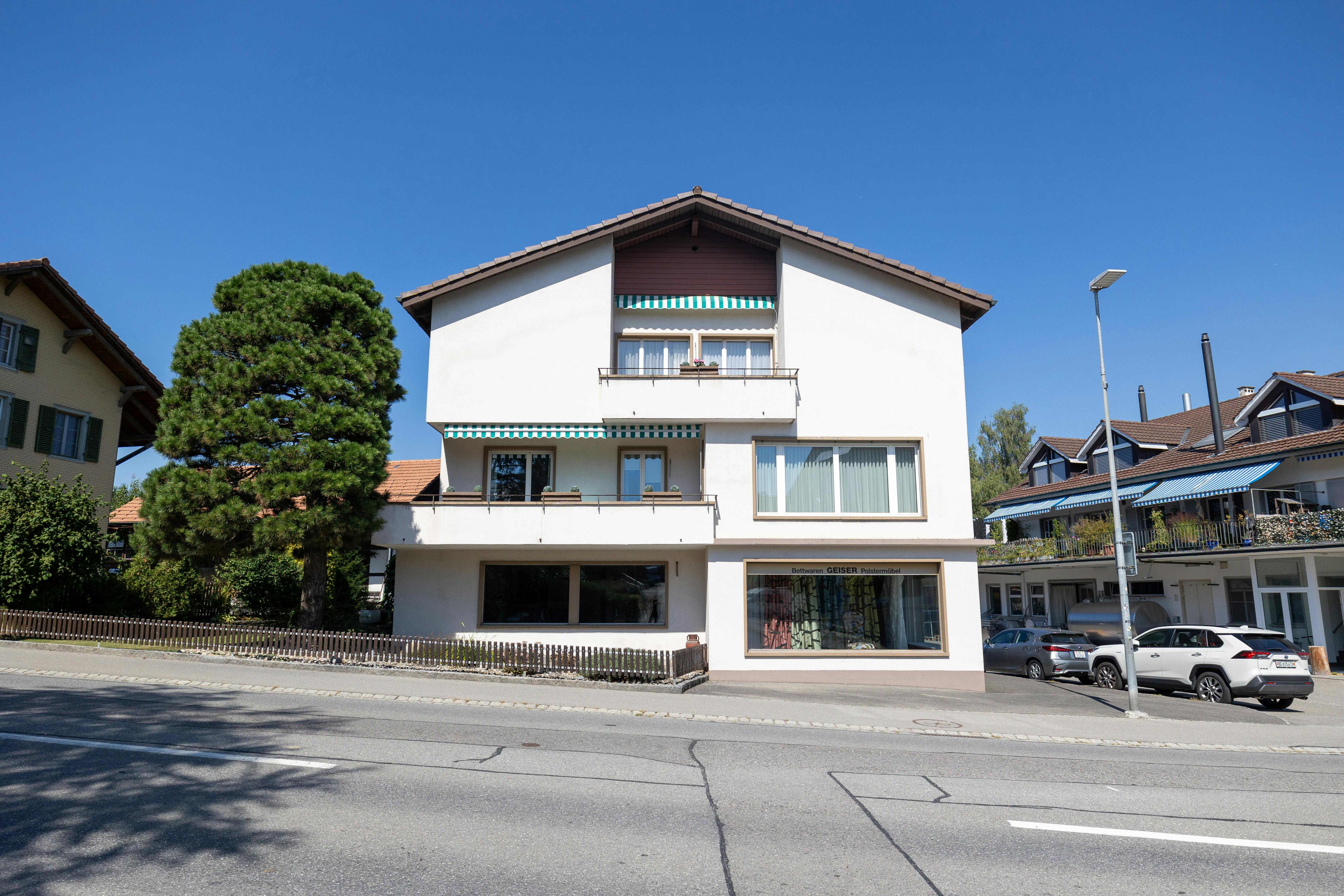 Mehrfamilienhaus mit Satteldach und Straßensicht