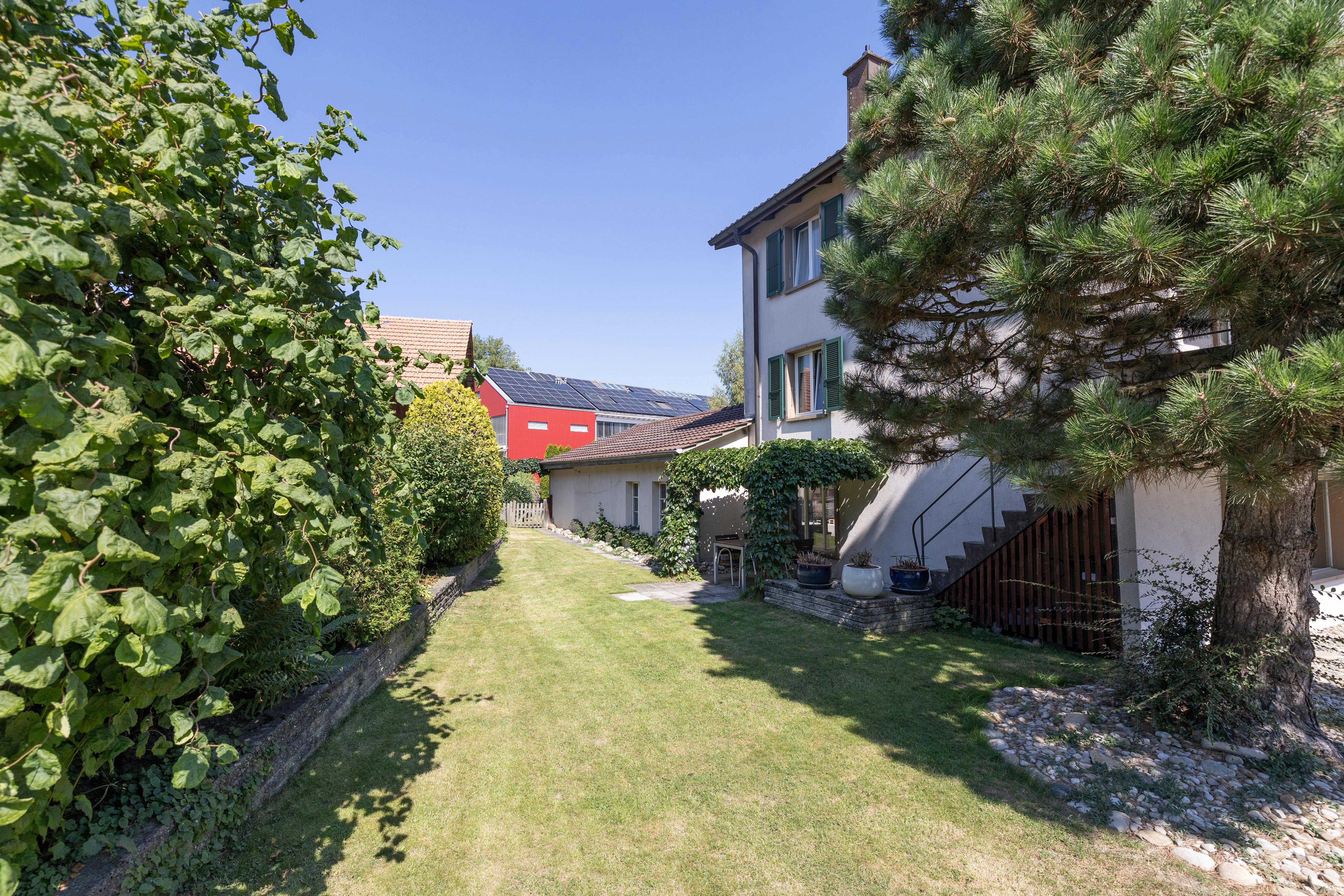 Großer gepflegter Garten mit Wohnhaus