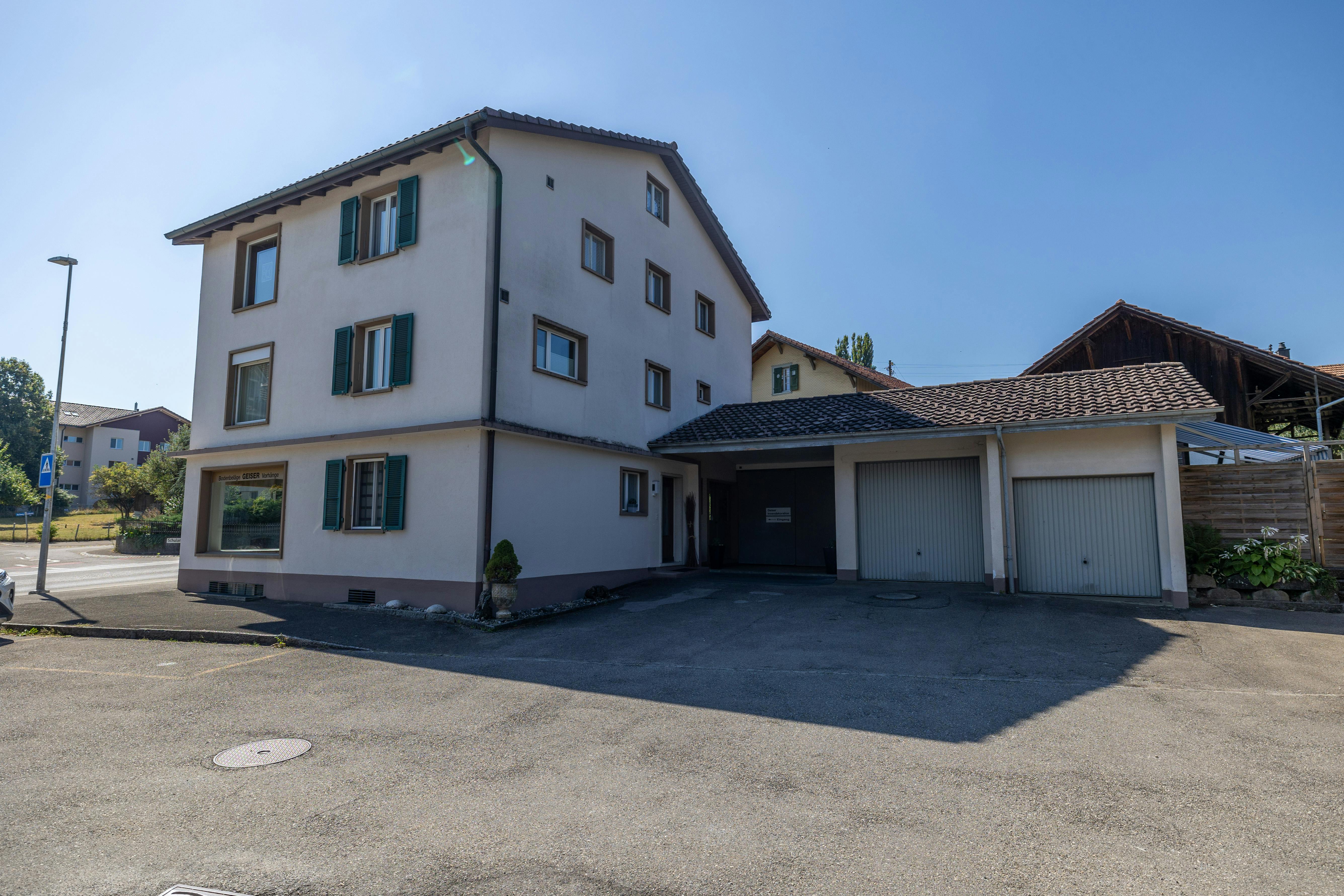 Außenansicht eines Wohngebäudes mit Garage