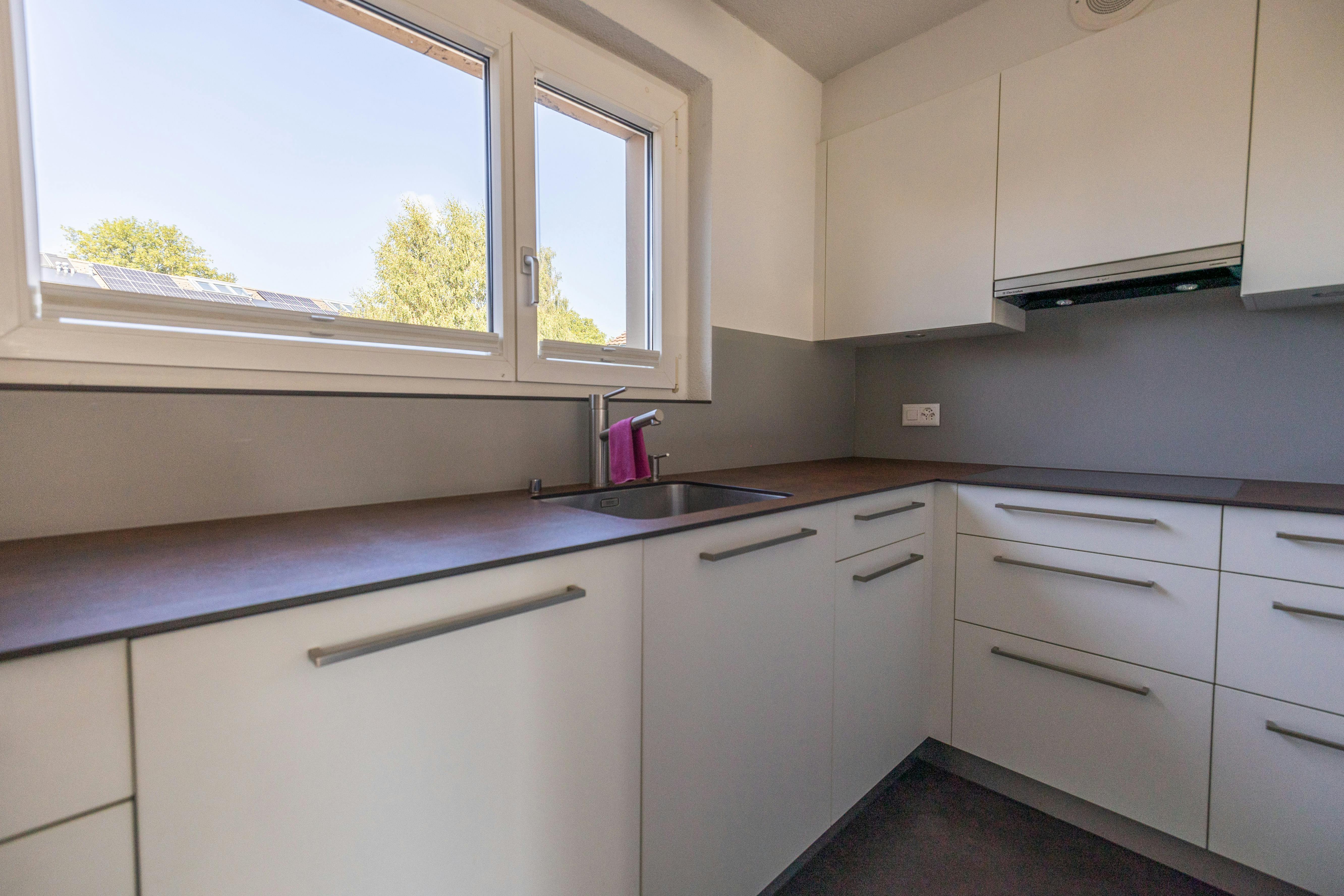 Moderne Einbauküche mit Fenster