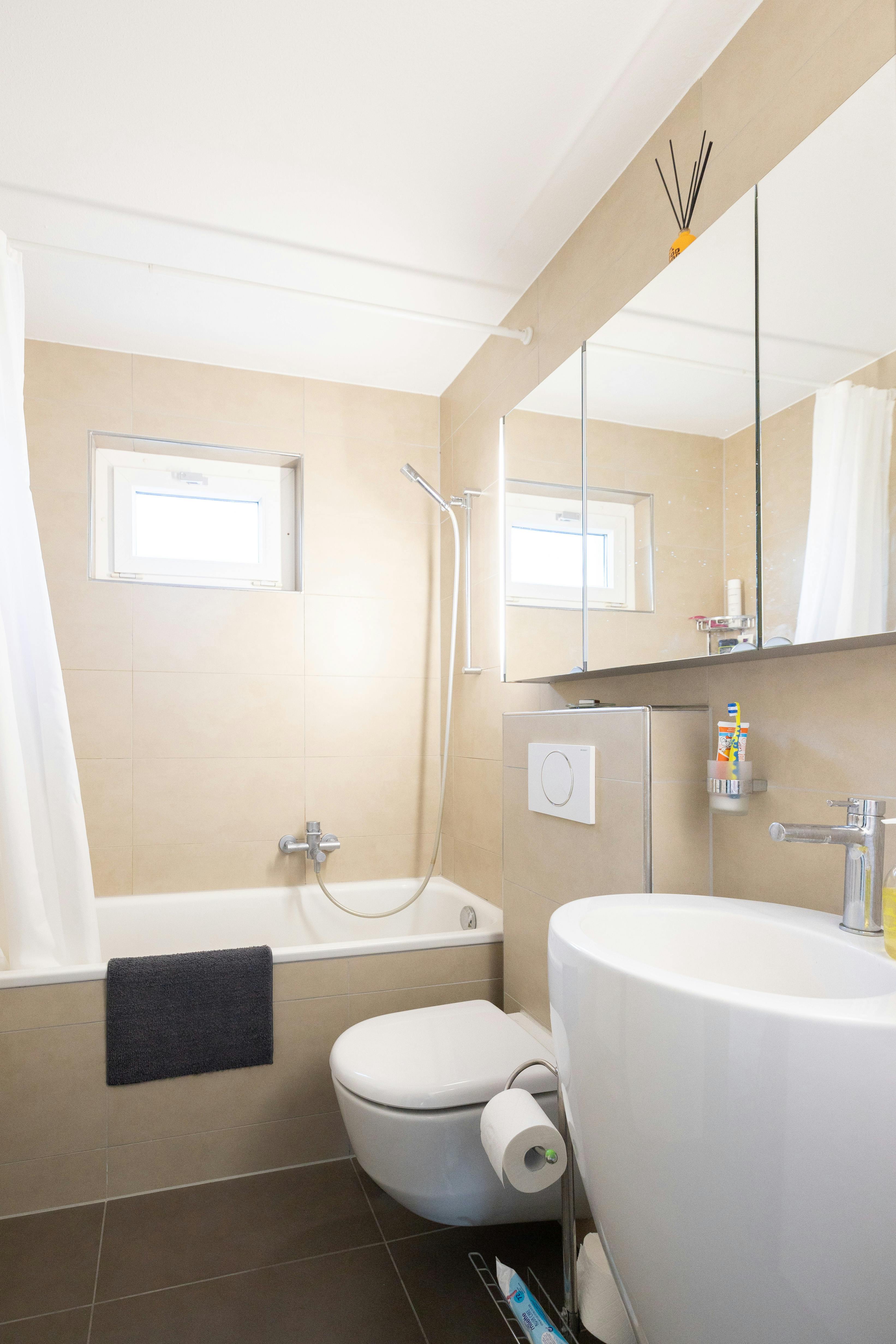 Modernes Bad mit Badewanne und Waschtisch