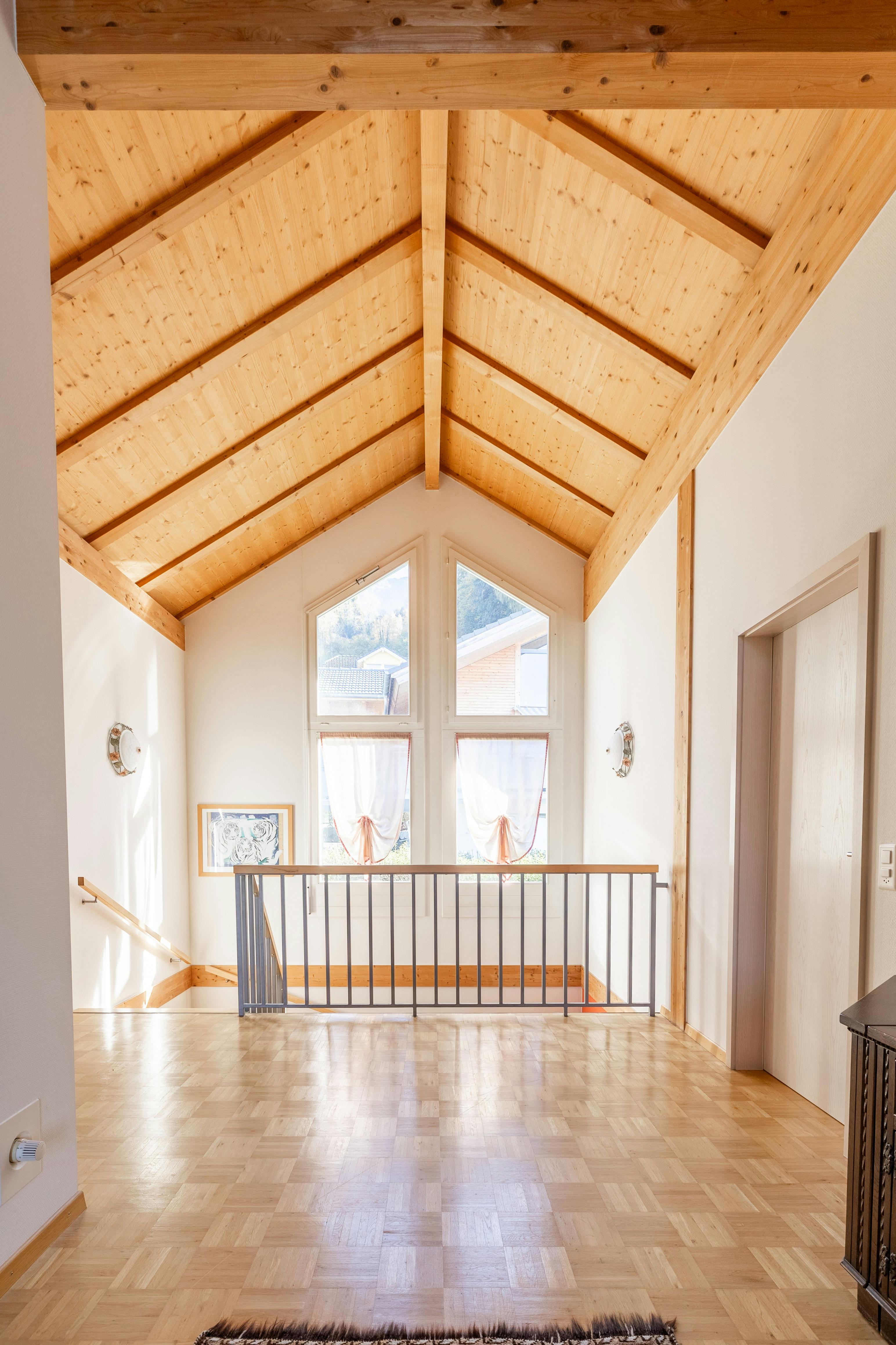 Luftiges Treppenpodest mit Holzsichtdach