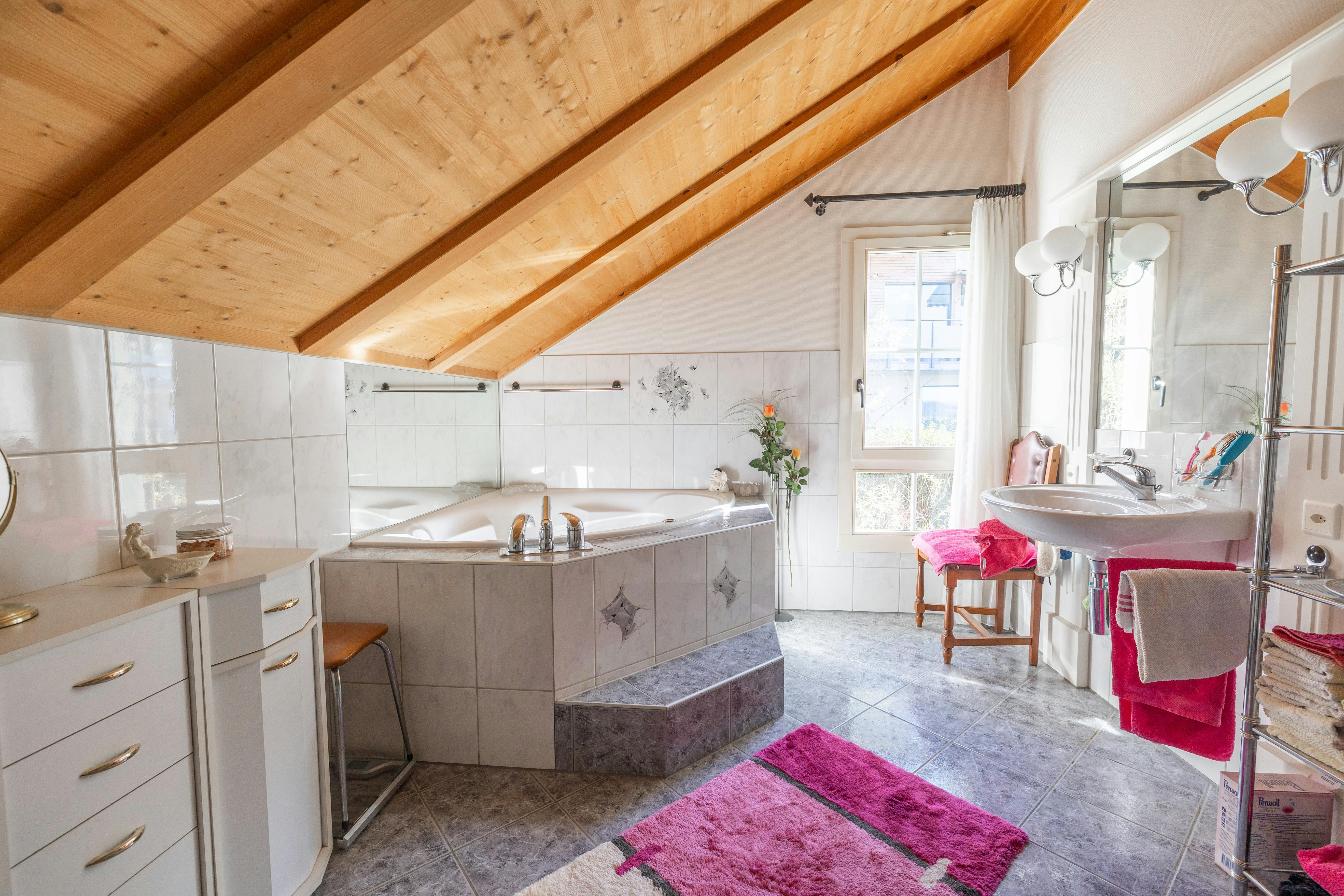 Helles Dachgeschoss-Badezimmer mit Holzdecke