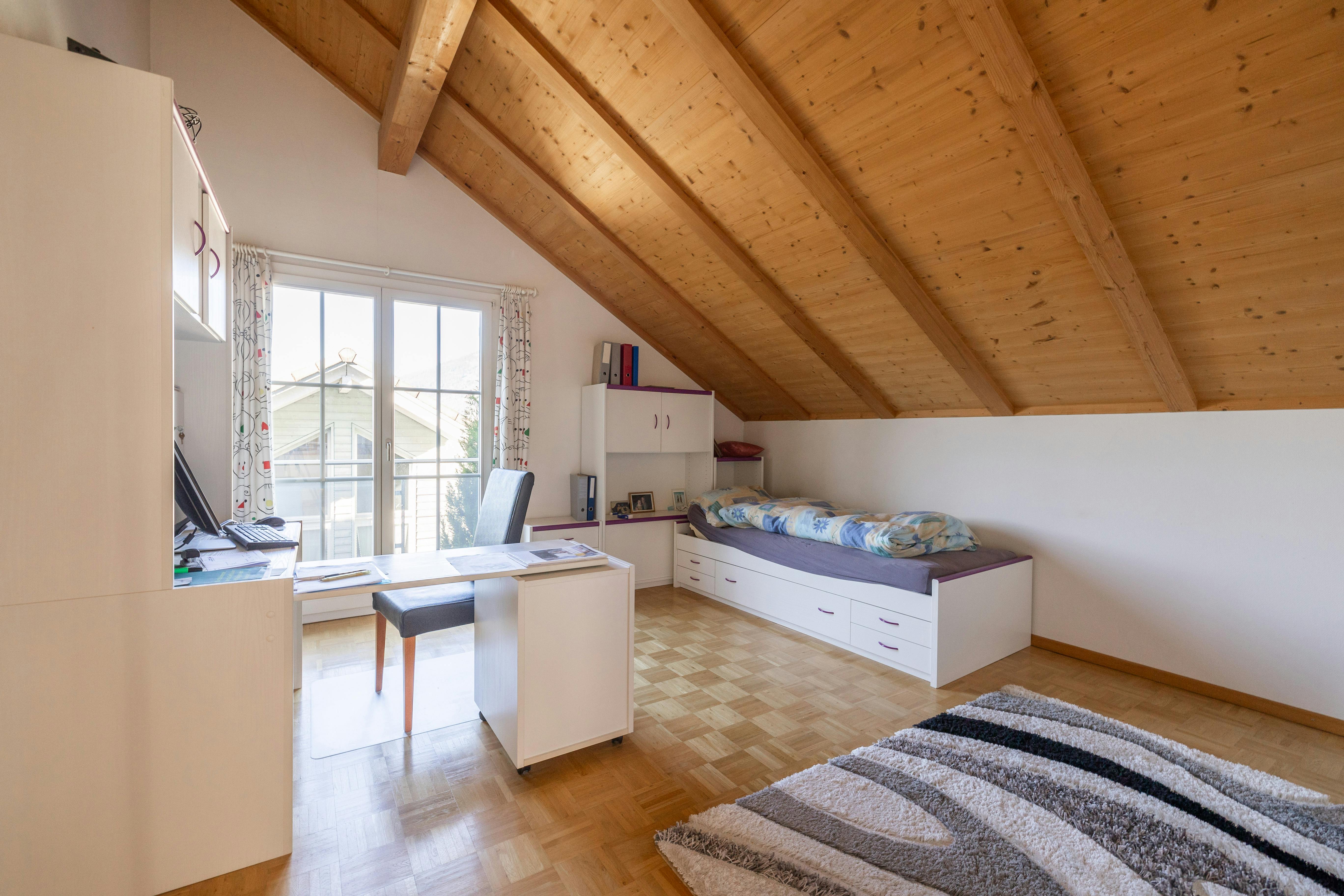 Dachgeschoss-Schlafzimmer mit Arbeitsbereich