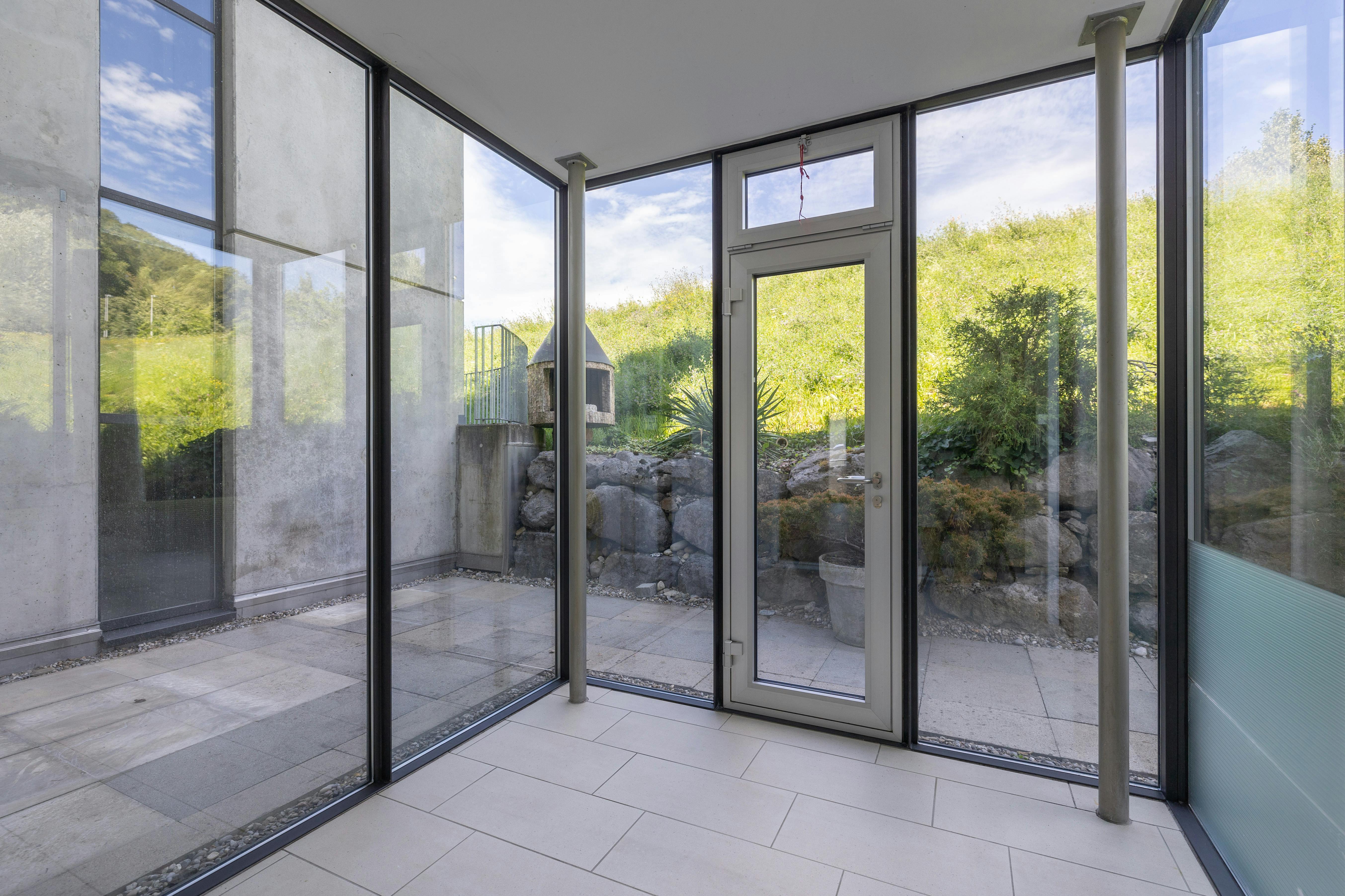 Glasüberdachter Innenhof mit Blick ins Grüne