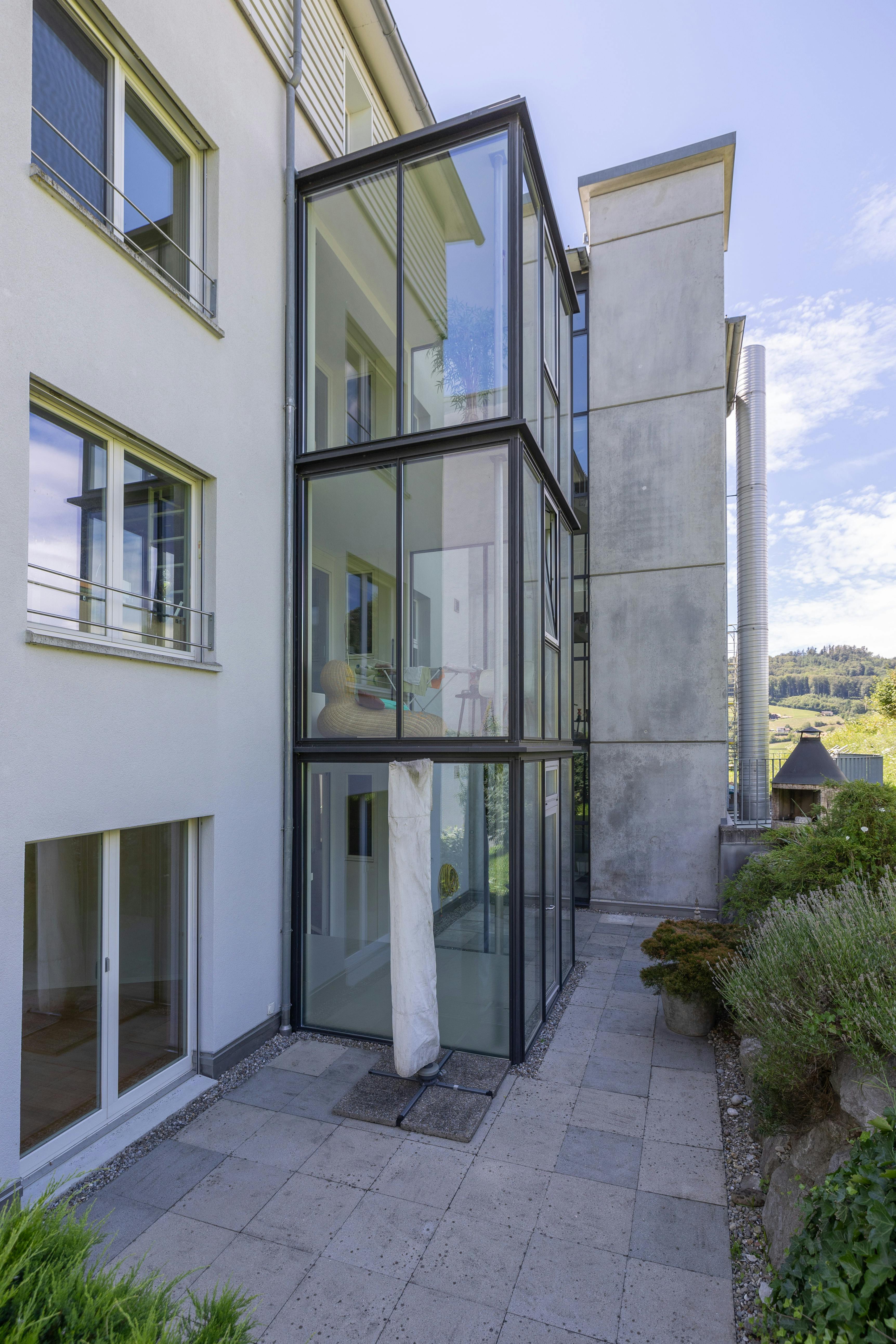 Moderner Innenhof mit gläsernem Anbau