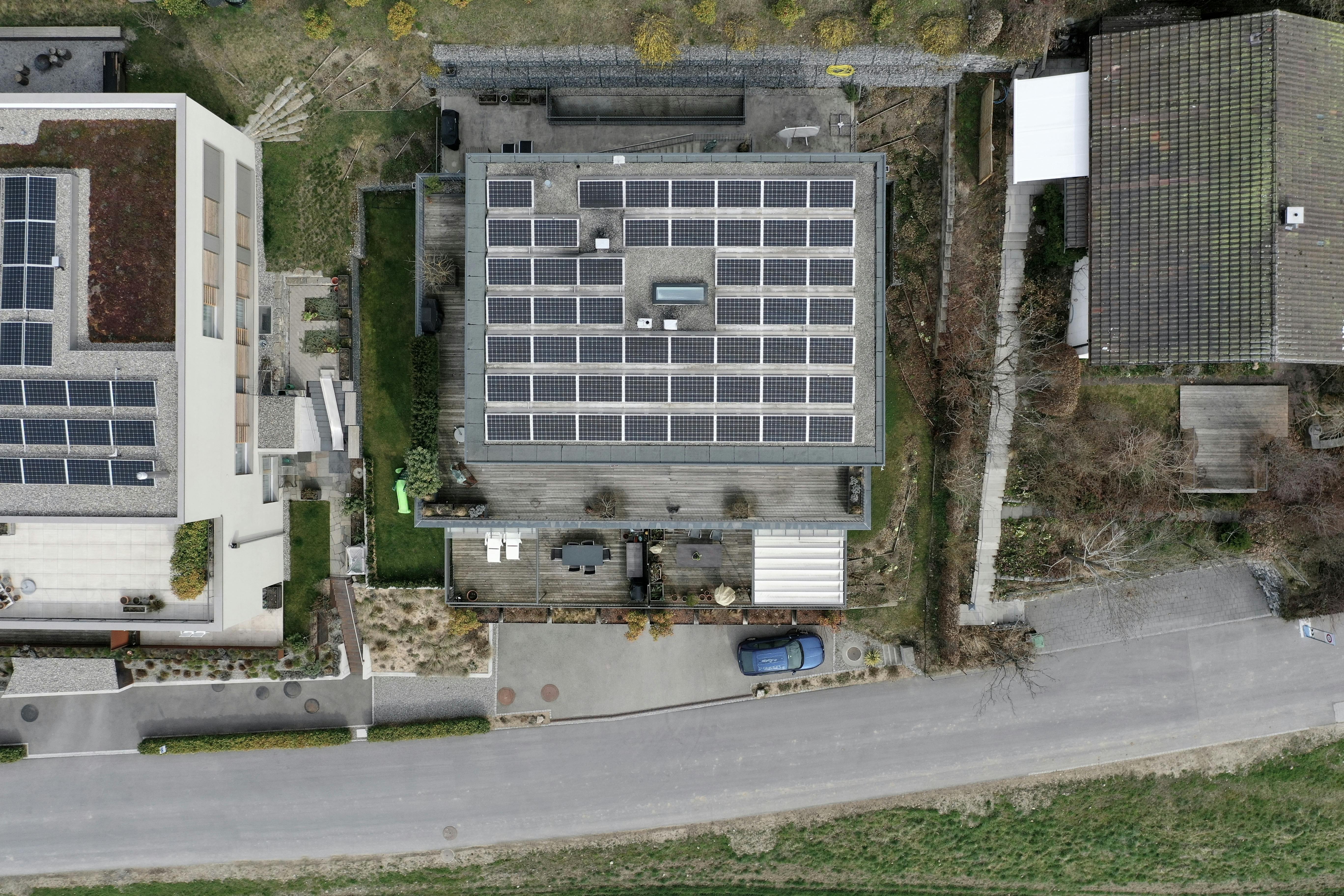 Luftaufnahme eines Wohnhauses mit Solardach