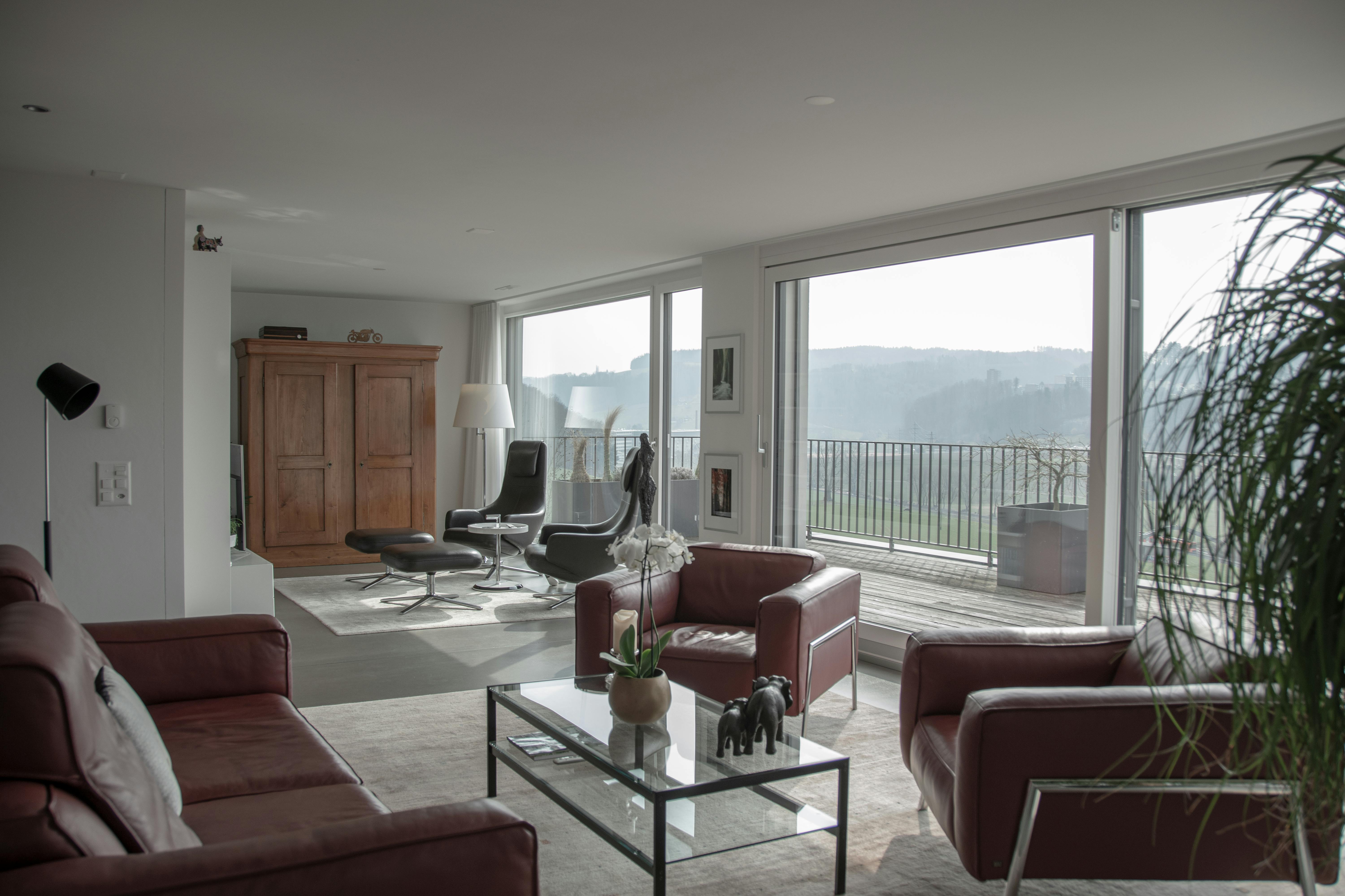 Helles Wohnzimmer mit Panoramablick