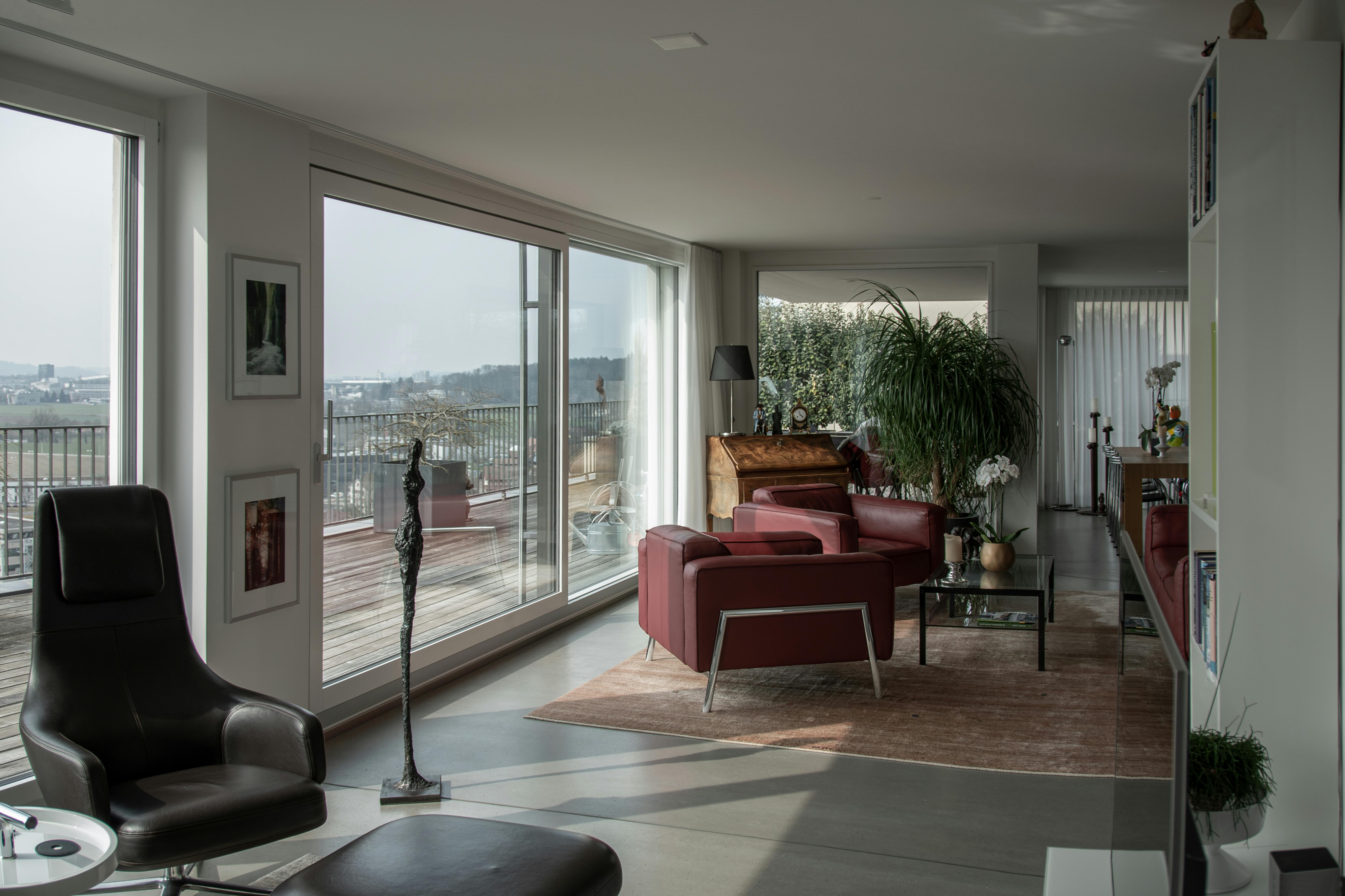 Heller Wohnbereich mit Terrasse und Panoramablick