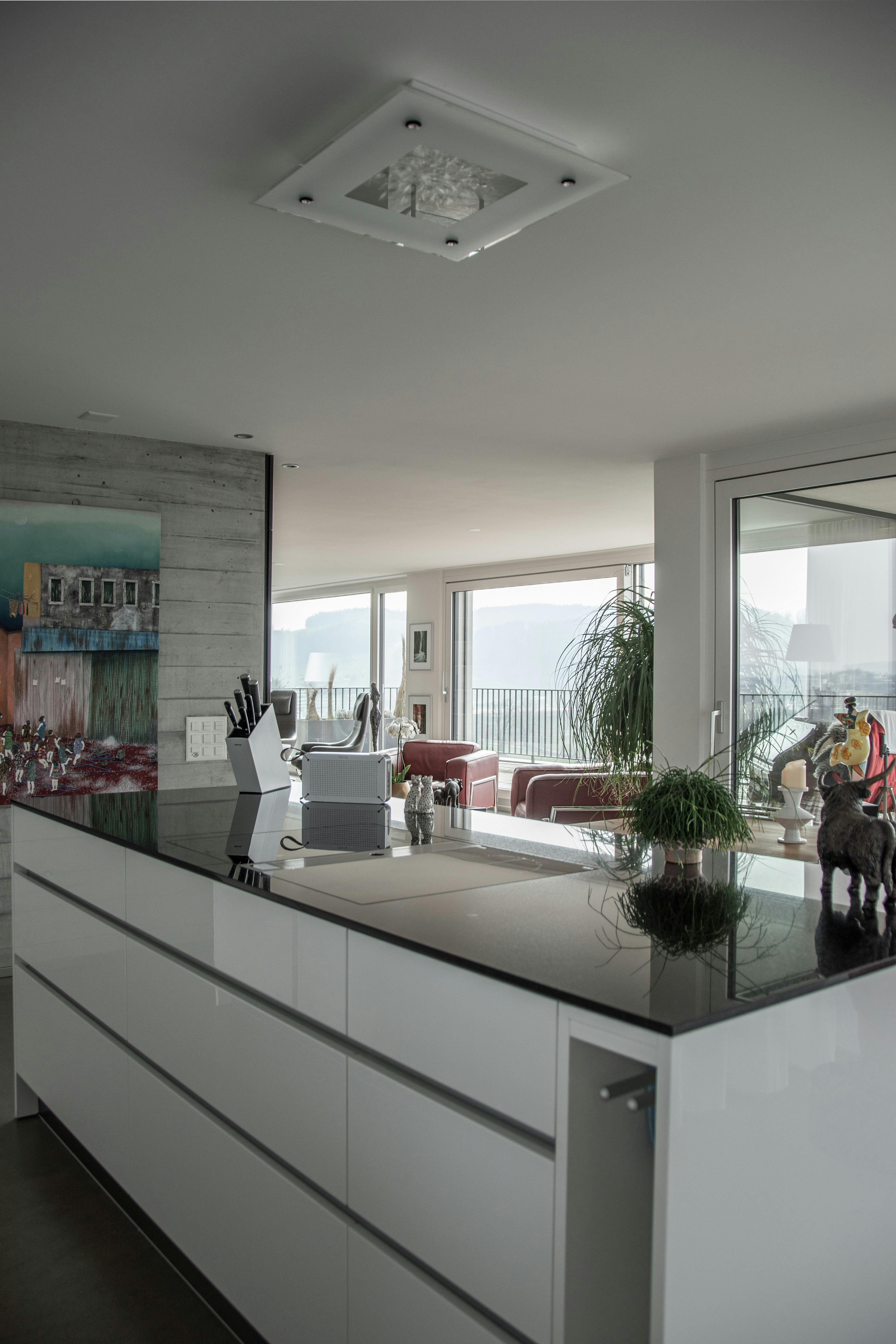 Moderne offene Wohnküche mit Ausblick