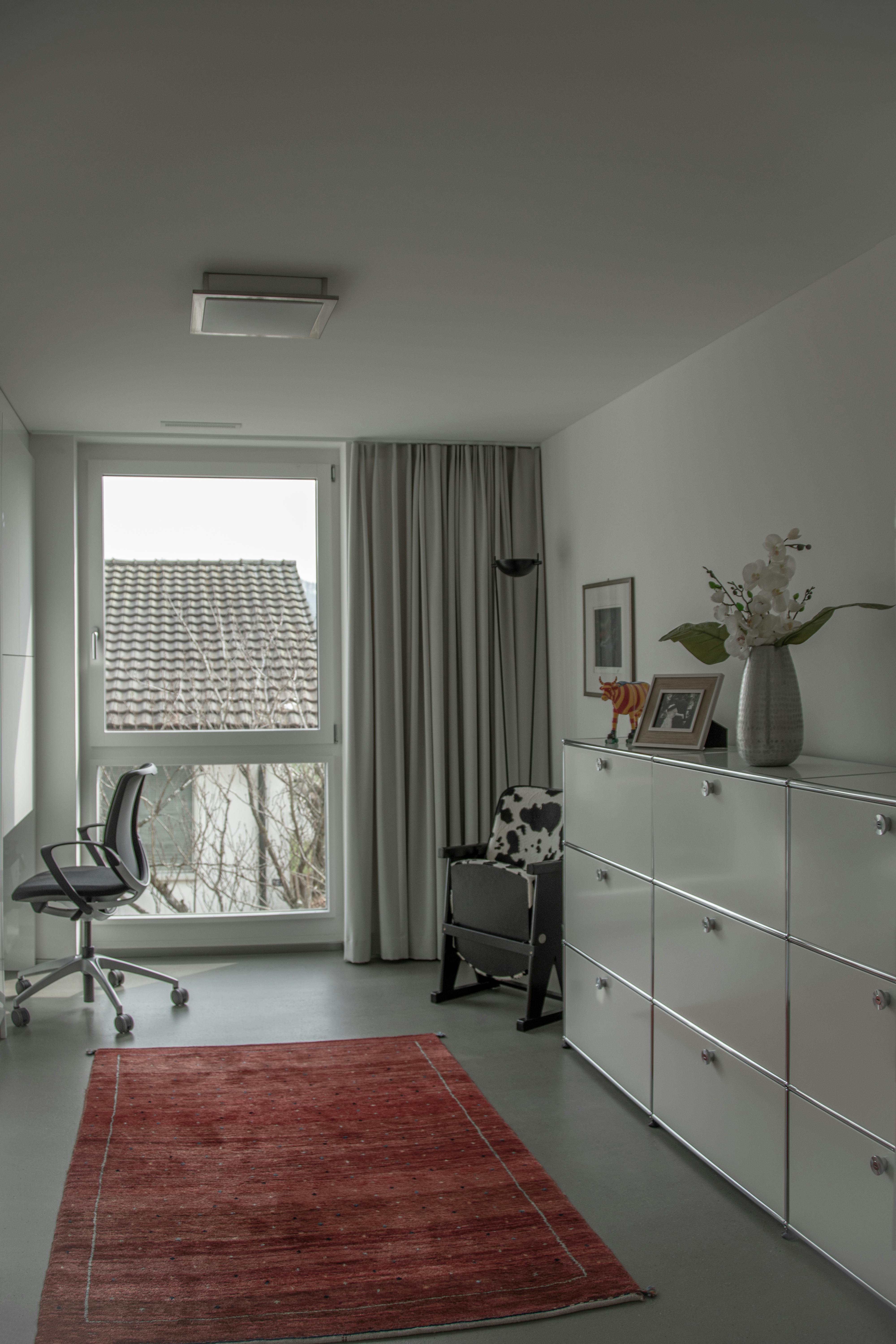 Modernes Arbeitszimmer mit Fenster und Stauraum