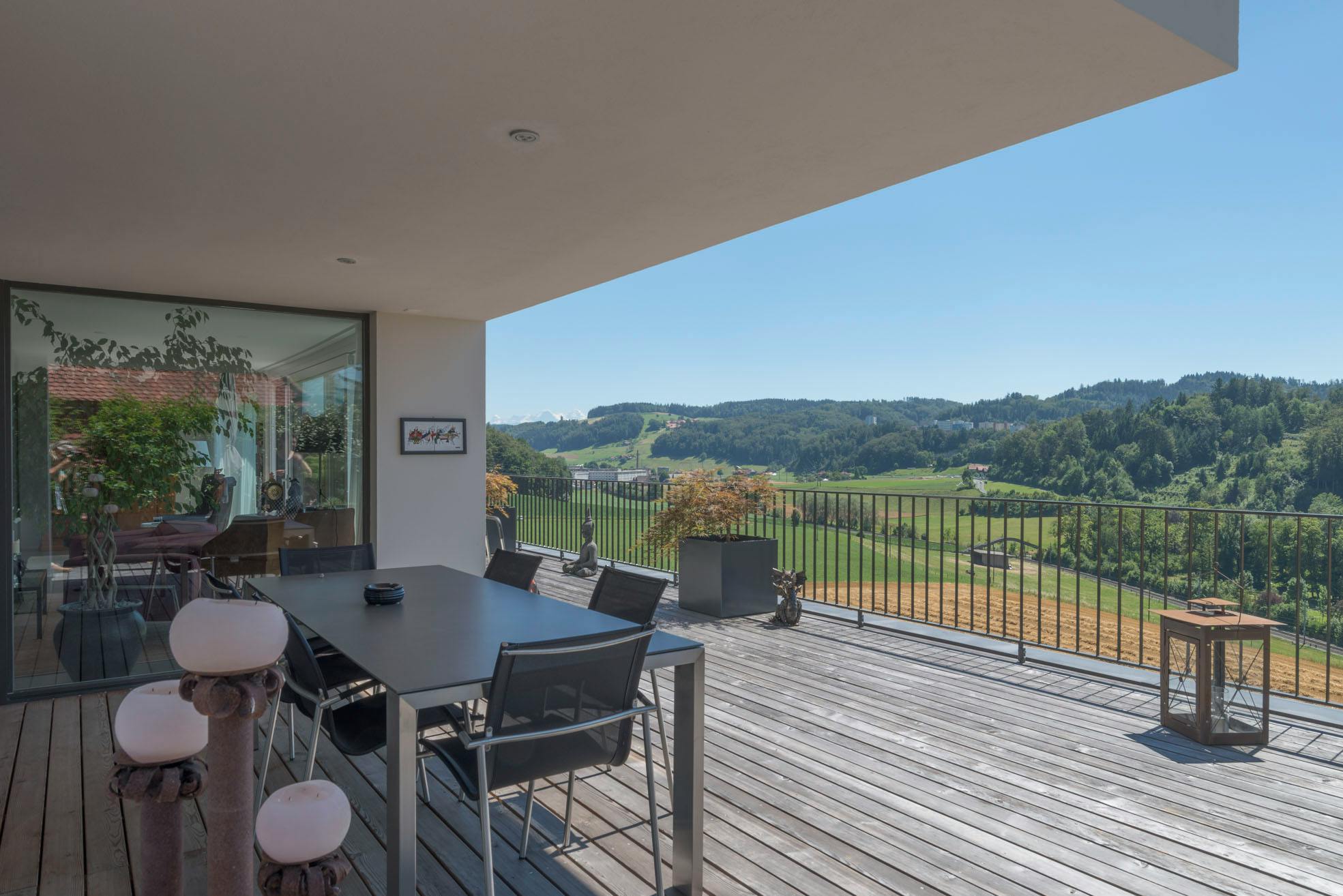 Überdachte Terrasse mit Panoramablick