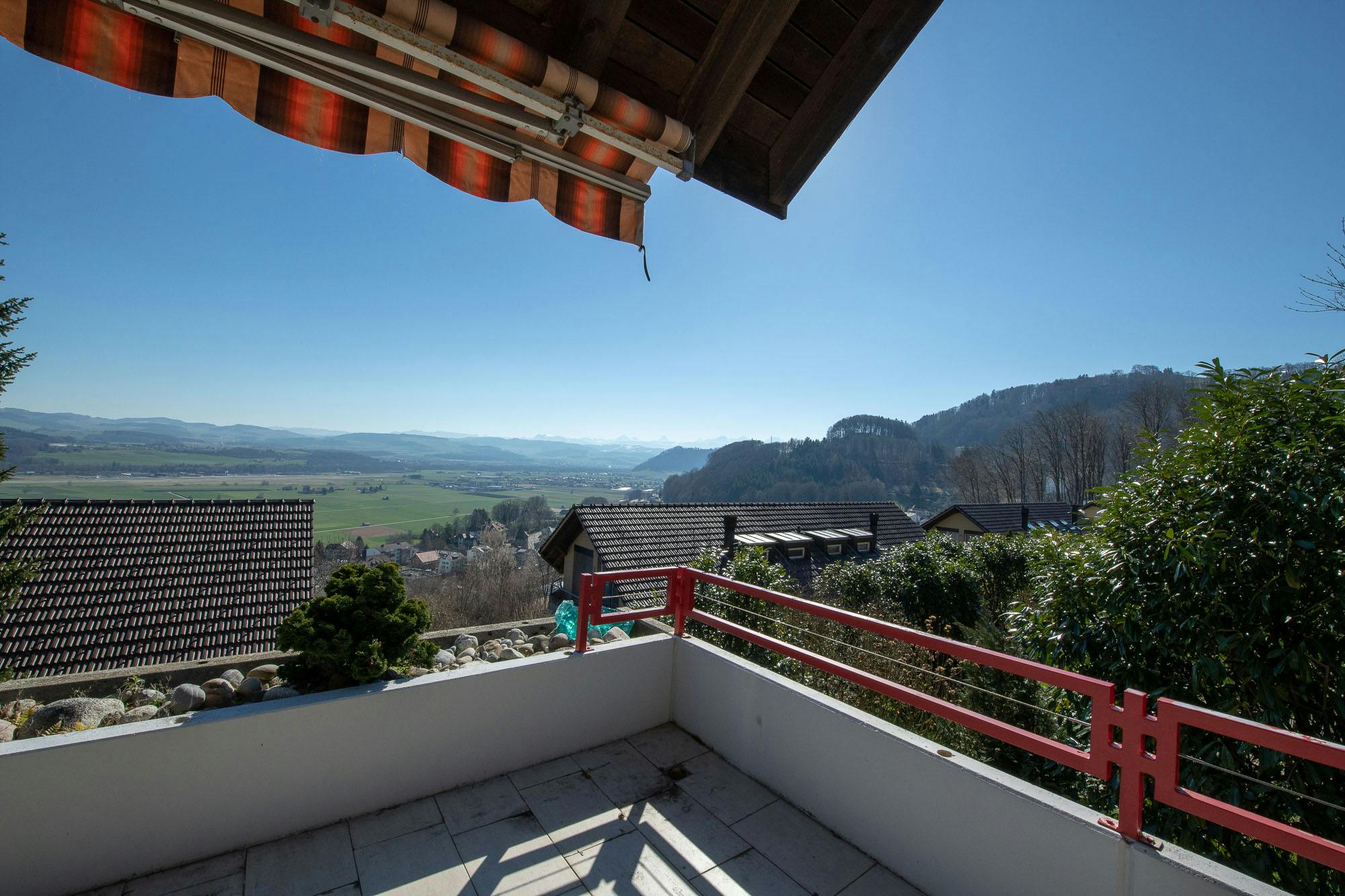 Balkon mit Berg- und Talblick