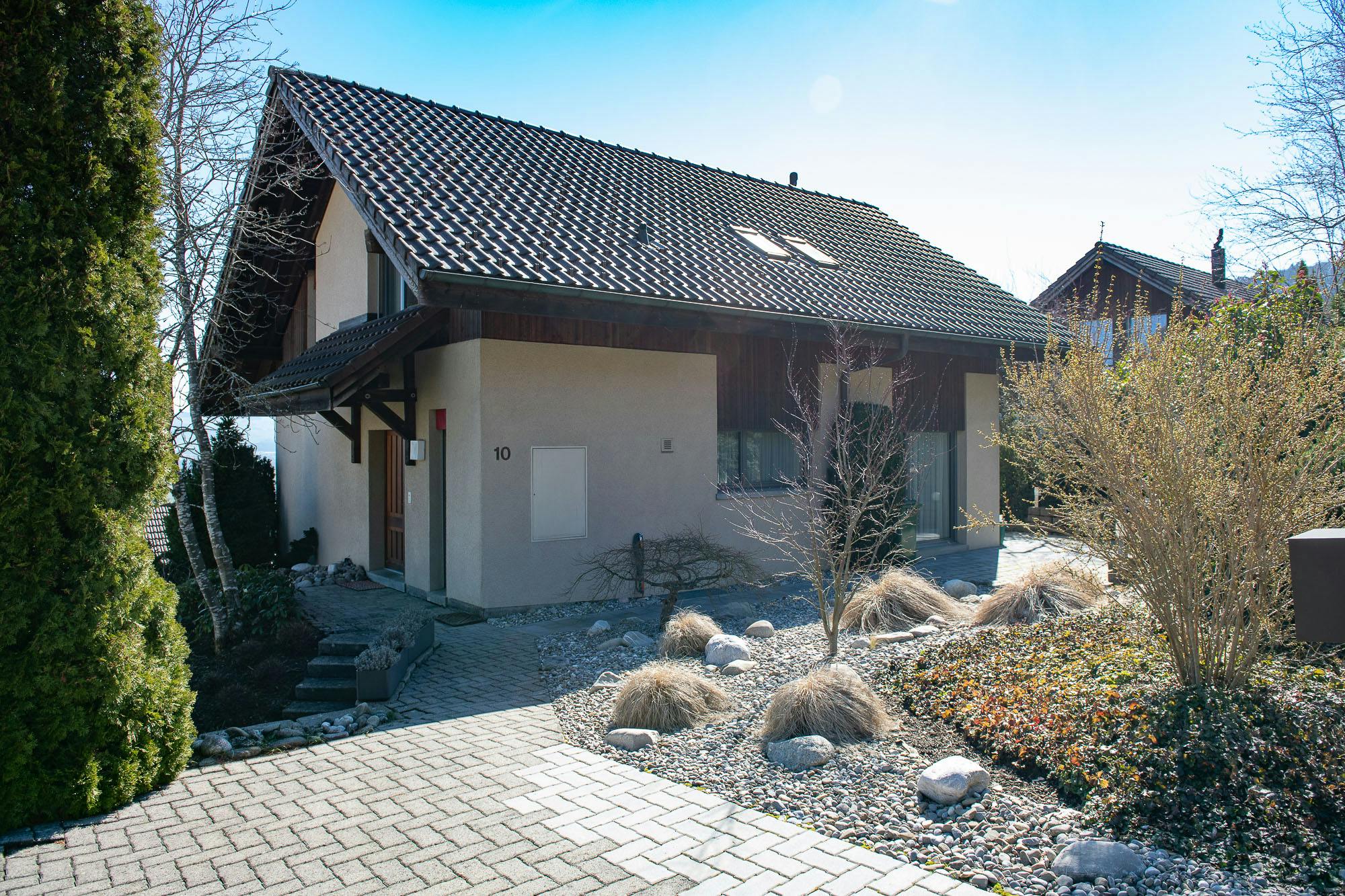 Außenansicht eines Einfamilienhauses mit Garten