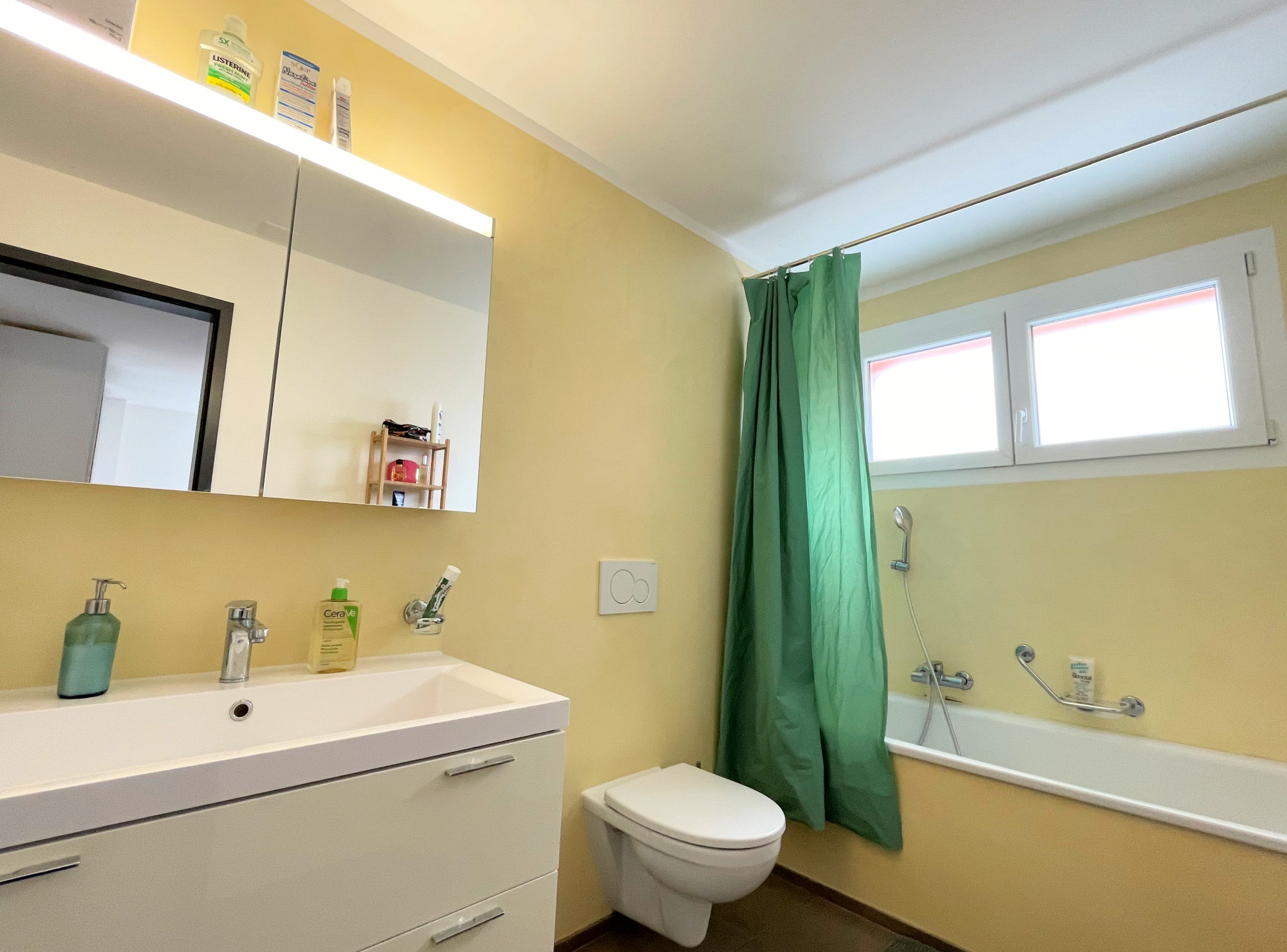 Badezimmer mit Wanne und Waschtisch