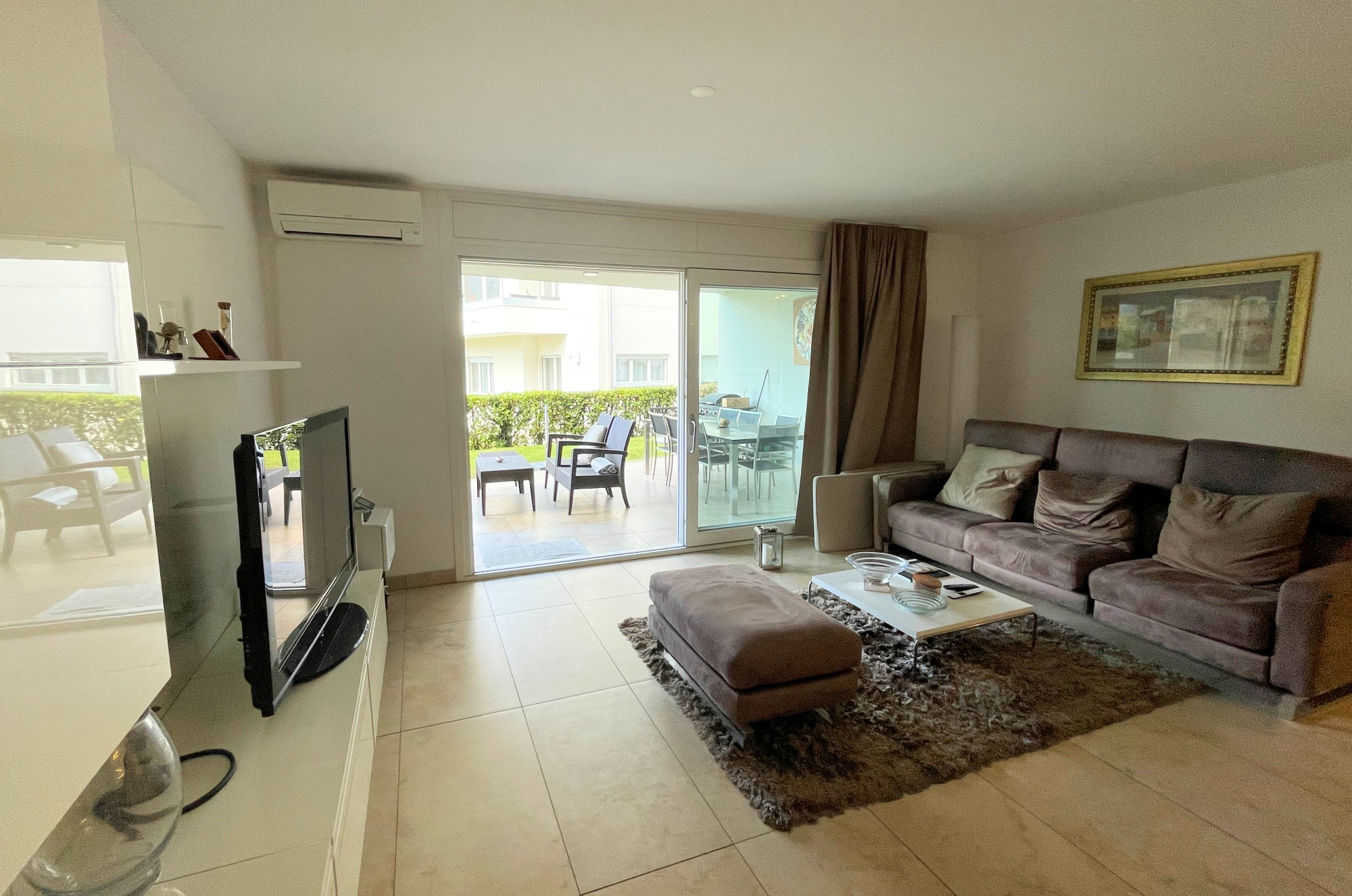 Helles Wohnzimmer mit Terrasse