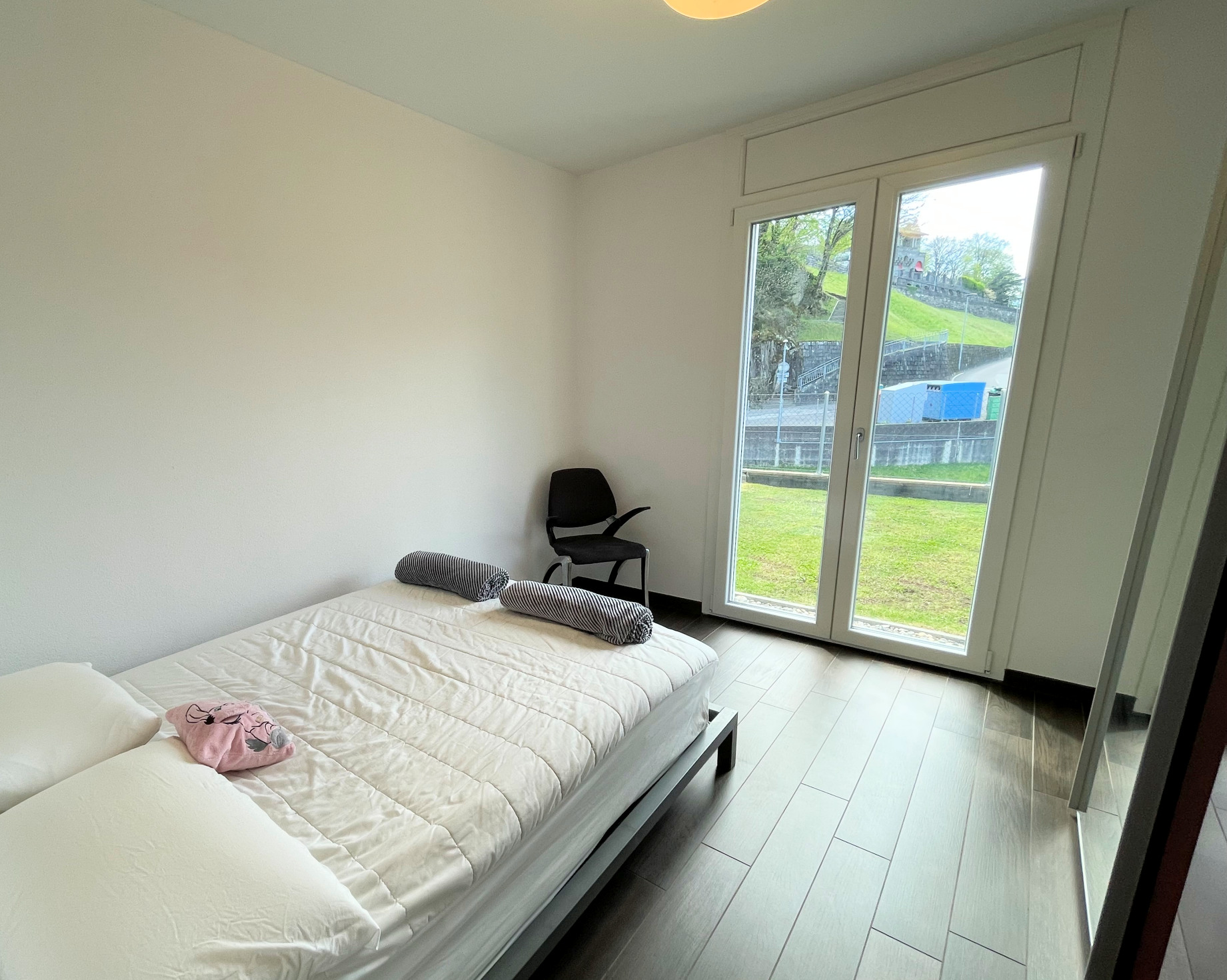 Helles Schlafzimmer mit großem Fenster