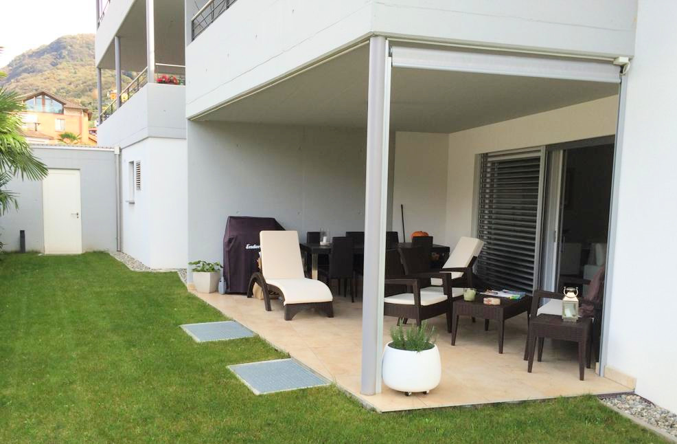Überdachte Terrasse mit Garten