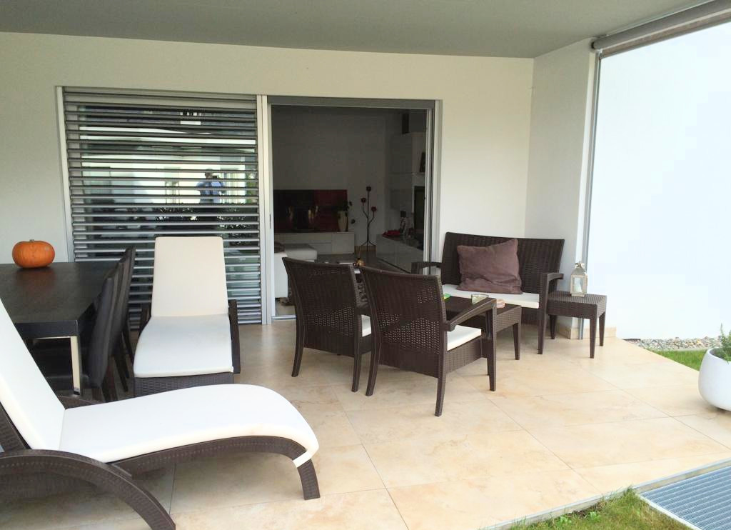 Überdachte Terrasse mit Sitzgruppe